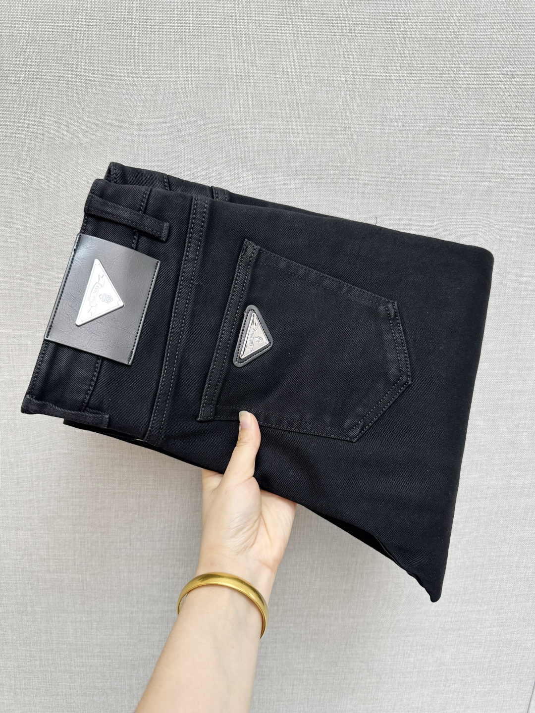 NO:528804,Amani official website counter is available at the same time, original singles are ruthless, super stylish jeans, customized original washing denim fabric, unique design, top-grade printing craft letter pattern logo, original hardware and auxiliary decoration, extremely superior jeans, the materials and craftsmanship are extremely luxurious and exquisite, extremely high-end, handsome and stylish, recommended, digits 29-40, jeans, alexander wang19860909Amani 官网专柜同步有售,原单狠货,超级有范儿的一款牛仔裤,定制原版水洗牛仔面料,独特设计,顶级印花工艺字母图案logo,原版五金辅料装饰,极为翘楚的一款牛仔裤,用料与工艺都极致奢华精湛,档次极高,上身帅气有型,推荐,码数29—40,,jeans,alexander wang,Men's clothing