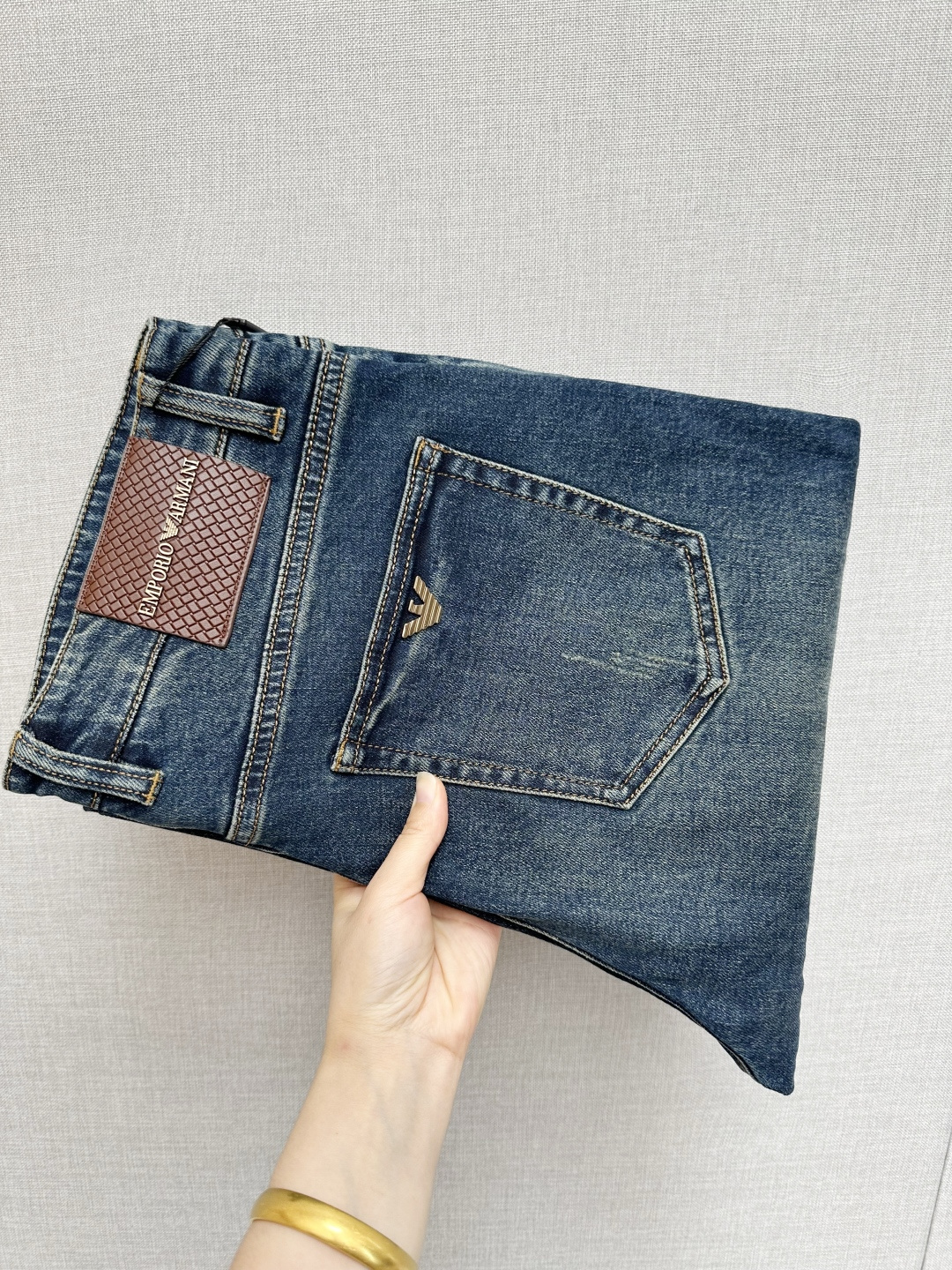 NO:541443,Amani official website counter is available at the same time, original singles are ruthless, super stylish jeans, customized original washing denim fabric, unique design, top-grade printing craft letter pattern logo, original hardware and auxiliary decoration, extremely superior jeans, the materials and craftsmanship are extremely luxurious and exquisite, extremely high-end, handsome and stylish, recommended, digits 29-40, jeans, alexander wang19860909Amani 官网专柜同步有售,原单狠货,超级有范儿的一款牛仔裤,定制原版水洗牛仔面料,独特设计,顶级印花工艺字母图案logo,原版五金辅料装饰,极为翘楚的一款牛仔裤,用料与工艺都极致奢华精湛,档次极高,上身帅气有型,推荐,码数29—40,,jeans,alexander wang,Men's clothing