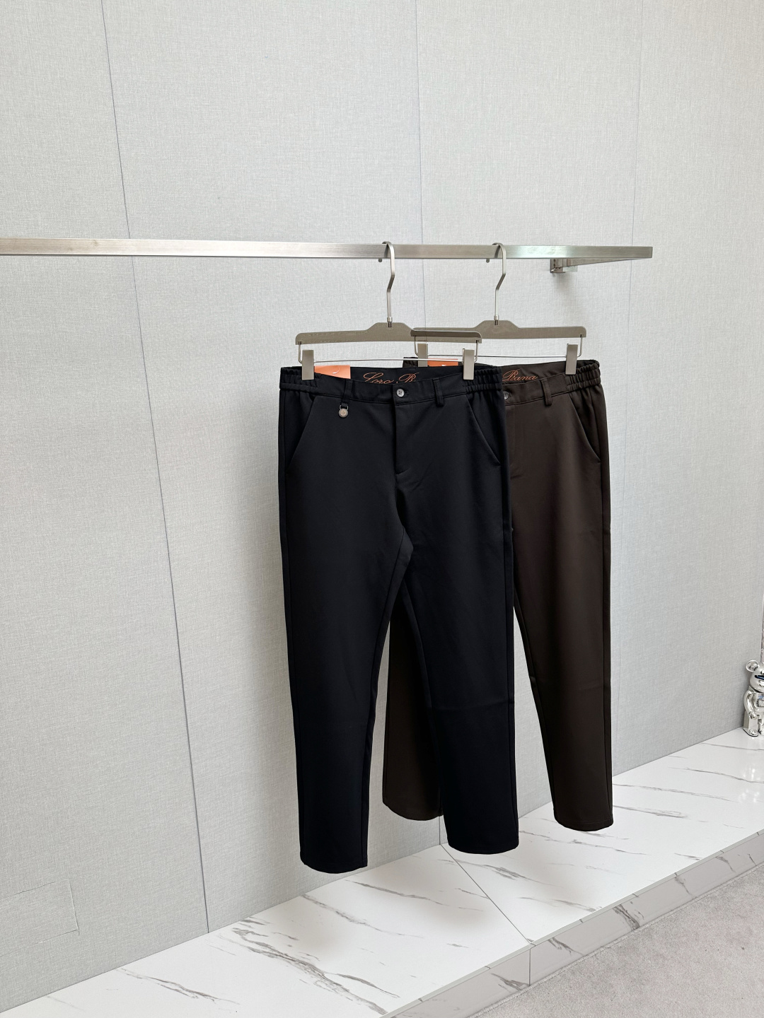 NO:528803,Men's original single casual pants for autumn and winter, heavy recommendation!  This model uses original exclusive fabric!  The craftsmanship is top-notch, design logo hardware modification!  The three-dimensional sense is extremely stunning and stunning. The pattern is presented by the iconic brand pattern. It has a very distinctive and high-end and fashionable look, which strongly demonstrates the identity!  In addition, it has a lot of cotton feel, both comfort and breathability, extremely delicate touch, and excellent skin-friendly!  The details are perfect, with all kinds of exquisite and exquisite, with a strong sense of styling, full of upper body styles, and belongs to the unique type on the market!  Size 29-40, alexander wang19860909秋冬男士原单休闲裤 重磅推荐！此款所运用原版专属面料！还是工艺都堪称顶尖,设计logo五金修饰！立体感极强,视觉极其惊艳震撼,图案由标志性的品牌图案呈现,辨识度非常鲜明且高级时髦,有力彰显身份！此外棉感十足,舒适性与透气性兼备,触感极为细腻,亲肤性绝佳！细节完美如斯,各种精湛考究 造型感极强,上身型款十足,属于市面独一无二的类型！尺码29-40,,alexander wang,Men's clothing