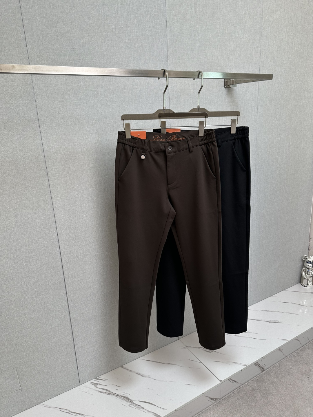 NO:541445,Men's original single casual pants for autumn and winter, heavy recommendation!  This model uses original exclusive fabric!  The craftsmanship is top-notch, design logo hardware modification!  The three-dimensional sense is extremely stunning and stunning. The pattern is presented by the iconic brand pattern. It has a very distinctive and high-end and fashionable look, which strongly demonstrates the identity!  In addition, it has a lot of cotton feel, both comfort and breathability, extremely delicate touch, and excellent skin-friendly!  The details are perfect, with all kinds of exquisite and exquisite, with a strong sense of styling, full of upper body styles, and belongs to the unique type on the market!  Size 29-40, alexander wang19860909秋冬男士原单休闲裤 重磅推荐！此款所运用原版专属面料！还是工艺都堪称顶尖,设计logo五金修饰！立体感极强,视觉极其惊艳震撼,图案由标志性的品牌图案呈现,辨识度非常鲜明且高级时髦,有力彰显身份！此外棉感十足,舒适性与透气性兼备,触感极为细腻,亲肤性绝佳！细节完美如斯,各种精湛考究 造型感极强,上身型款十足,属于市面独一无二的类型！尺码29-40,,alexander wang,Men's clothing