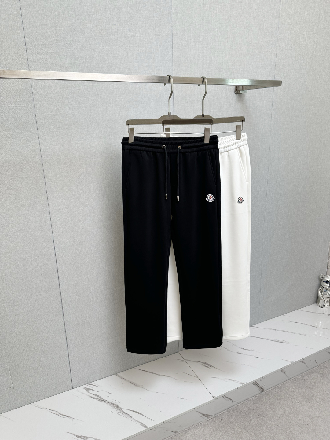 NO:541447,MO autumn and winter men's original single casual pants. Heavy recommendation!  This model uses original exclusive fabric!  The craftsmanship is top-notch, design logo hardware modification!  The three-dimensional sense is extremely stunning and stunning. The pattern is presented by the iconic brand pattern. It has a very distinctive and high-end and fashionable look, which strongly demonstrates the identity!  In addition, it has a lot of cotton feel, both comfort and breathability, extremely delicate touch, and excellent skin-friendly!  The details are perfect, with all kinds of exquisite and exquisite, with a strong sense of styling, full of upper body styles, and belongs to the unique type on the market!  Size 29-40, alexander wang19860909MO 秋冬男士原单休闲裤 重磅推荐！此款所运用原版专属面料！还是工艺都堪称顶尖,设计logo五金修饰！立体感极强,视觉极其惊艳震撼,图案由标志性的品牌图案呈现,辨识度非常鲜明且高级时髦,有力彰显身份！此外棉感十足,舒适性与透气性兼备,触感极为细腻,亲肤性绝佳！细节完美如斯,各种精湛考究 造型感极强,上身型款十足,属于市面独一无二的类型！尺码29-40,,alexander wang,Men's clothing