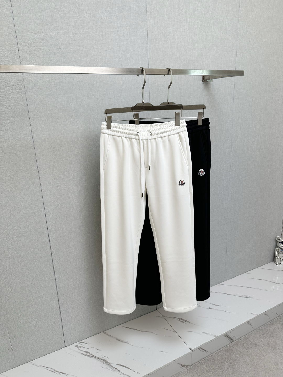 NO:528802,MO autumn and winter men's original single casual pants. Heavy recommendation!  This model uses original exclusive fabric!  The craftsmanship is top-notch, design logo hardware modification!  The three-dimensional sense is extremely stunning and stunning. The pattern is presented by the iconic brand pattern. It has a very distinctive and high-end and fashionable look, which strongly demonstrates the identity!  In addition, it has a lot of cotton feel, both comfort and breathability, extremely delicate touch, and excellent skin-friendly!  The details are perfect, with all kinds of exquisite and exquisite, with a strong sense of styling, full of upper body styles, and belongs to the unique type on the market!  Size 29-40, alexander wang19860909MO 秋冬男士原单休闲裤 重磅推荐！此款所运用原版专属面料！还是工艺都堪称顶尖,设计logo五金修饰！立体感极强,视觉极其惊艳震撼,图案由标志性的品牌图案呈现,辨识度非常鲜明且高级时髦,有力彰显身份！此外棉感十足,舒适性与透气性兼备,触感极为细腻,亲肤性绝佳！细节完美如斯,各种精湛考究 造型感极强,上身型款十足,属于市面独一无二的类型！尺码29-40,,alexander wang,Men's clothing