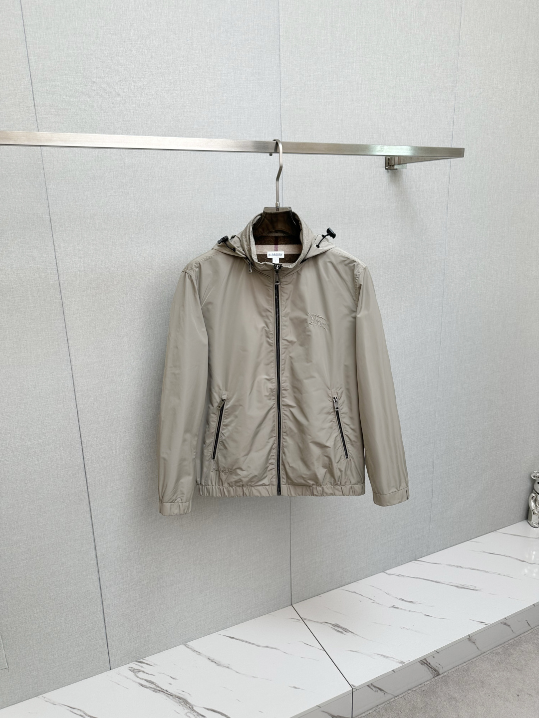 NO:567130,BURB's new hooded jackets and coats are hot-selling on the official website at the same time. Channel products are high-end customized. The quality can withstand any form of inspection, giving you a unique upper body experience!  All have gone through a strict selection process and are customized with original accessories. They are fashionable and versatile. The upper body is elegant and handsome, full of personality, and has a brand new visual sense. 48—56,,burberry,jackets & coats,jackets & coats,hats,alexander wang19860909BURB 新款 连帽 夹克 外套官网同步爆款 渠道货 高端定制 品质经得起任何形式检验,赋予你与众不同的上身体验！均经过严格的挑选工序,定制原版辅料,时尚百搭潮 上身优雅帅气, 个性十足,焕然一新的即视感 48—56,,burberry,jackets & coats,jackets & coats,hats,alexander wang,Men's clothing