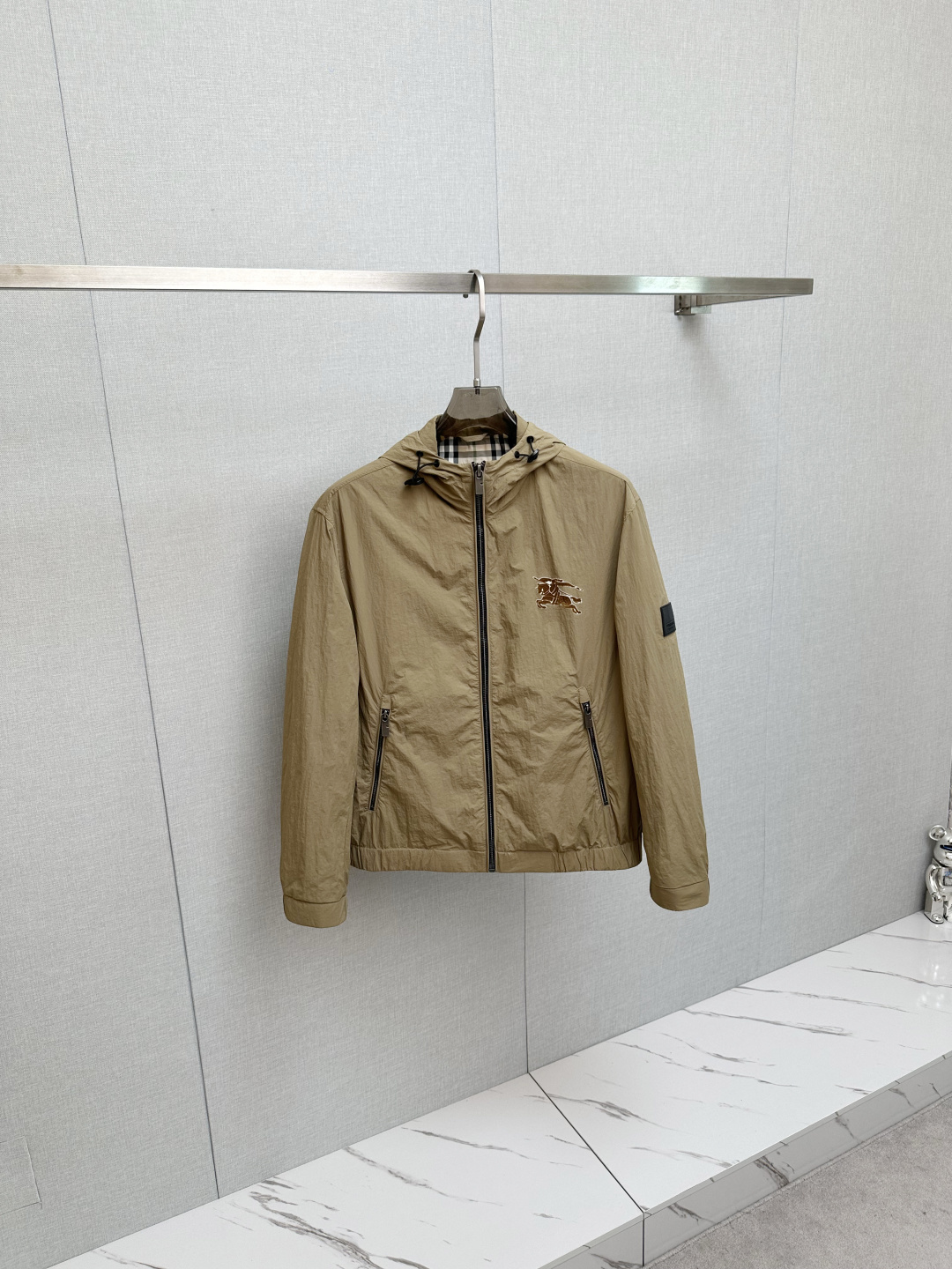 NO:517435,BURB new style hooded jacket jacket official website synchronized hot products Channel goods High-end customization Quality can stand any form of inspection and give you a unique upper body experience!  All have undergone strict selection process, customized original accessories, fashionable and versatile trend. The upper body is elegant and handsome, full of personality, and a new visual sense. 48-56,,burberry,jackets & coats,jackets & coats,hats,alexander wang19860909BURB 新款 连帽 夹克 外套官网同步爆款 渠道货 高端定制 品质经得起任何形式检验,赋予你与众不同的上身体验！均经过严格的挑选工序,定制原版辅料,时尚百搭潮 上身优雅帅气, 个性十足,焕然一新的即视感 48—56,,burberry,jackets & coats,jackets & coats,hats,alexander wang,Men's clothing