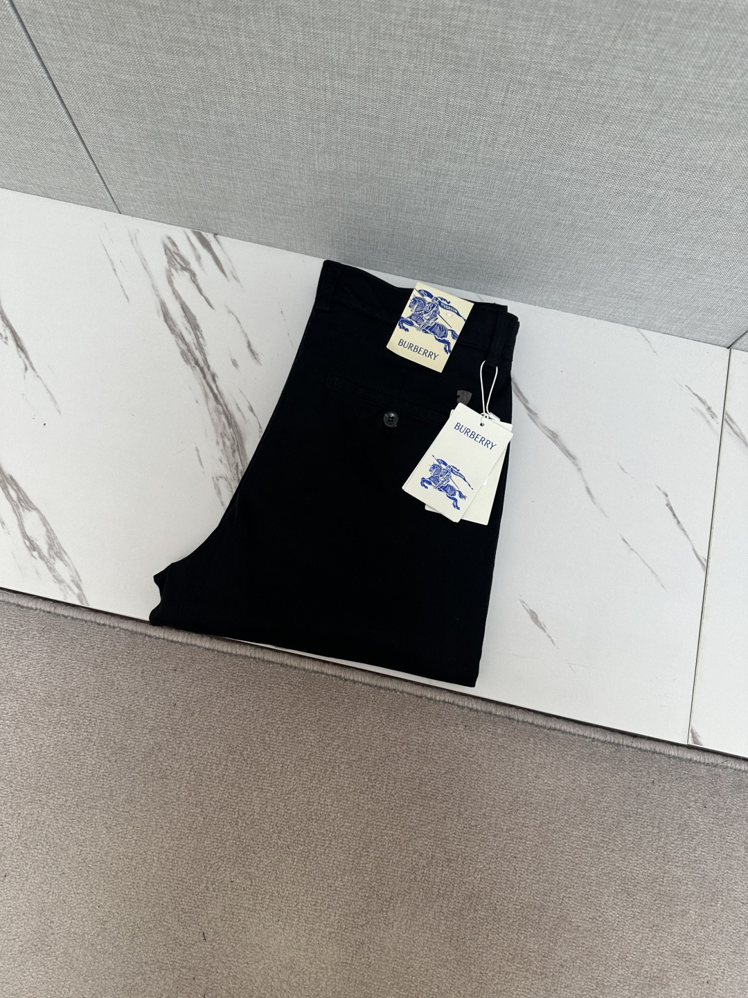 NO:517430,BURB Autumn and Winter Men's Original Single Casual Pants Big Recommendation!  This model uses original exclusive fabric!  The craftsmanship is top-notch, design logo hardware modification!  The three-dimensional sense is extremely stunning and stunning. The pattern is presented by the iconic brand pattern. It has a very distinctive and high-end and fashionable look, which strongly demonstrates the identity!  In addition, it has a lot of cotton feel, both comfort and breathability, extremely delicate touch, and excellent skin-friendly!  The details are perfect, with all kinds of exquisite and exquisite, with a strong sense of styling, full of upper body styles, and belongs to the unique type on the market!  Size 29-40, Burberry, Alexander wang19860909BURB 秋冬男士原单休闲裤 重磅推荐！此款所运用原版专属面料！还是工艺都堪称顶尖,设计logo五金修饰！立体感极强,视觉极其惊艳震撼,图案由标志性的品牌图案呈现,辨识度非常鲜明且高级时髦,有力彰显身份！此外棉感十足,舒适性与透气性兼备,触感极为细腻,亲肤性绝佳！细节完美如斯,各种精湛考究 造型感极强,上身型款十足,属于市面独一无二的类型！尺码29-40,,burberry,alexander wang,Men's clothing