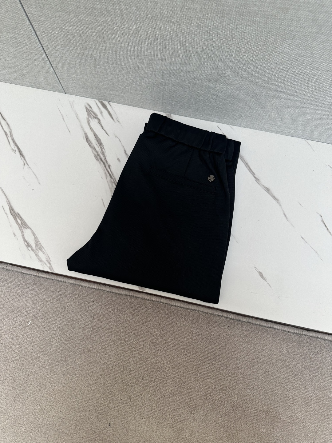 NO:517433,Men's original single casual pants for autumn and winter, heavy recommendation!  This model uses original exclusive fabric!  The craftsmanship is top-notch, design logo hardware modification!  The three-dimensional sense is extremely stunning and stunning. The pattern is presented by the iconic brand pattern. It has a very distinctive and high-end and fashionable look, which strongly demonstrates the identity!  In addition, it has a lot of cotton feel, both comfort and breathability, extremely delicate touch, and excellent skin-friendly!  The details are perfect, with all kinds of exquisite and exquisite, with a strong sense of styling, full of upper body styles, and belongs to the unique type on the market!  Size 29-40, alexander wang19860909秋冬男士原单休闲裤 重磅推荐！此款所运用原版专属面料！还是工艺都堪称顶尖,设计logo五金修饰！立体感极强,视觉极其惊艳震撼,图案由标志性的品牌图案呈现,辨识度非常鲜明且高级时髦,有力彰显身份！此外棉感十足,舒适性与透气性兼备,触感极为细腻,亲肤性绝佳！细节完美如斯,各种精湛考究 造型感极强,上身型款十足,属于市面独一无二的类型！尺码29-40,,alexander wang,Men's clothing