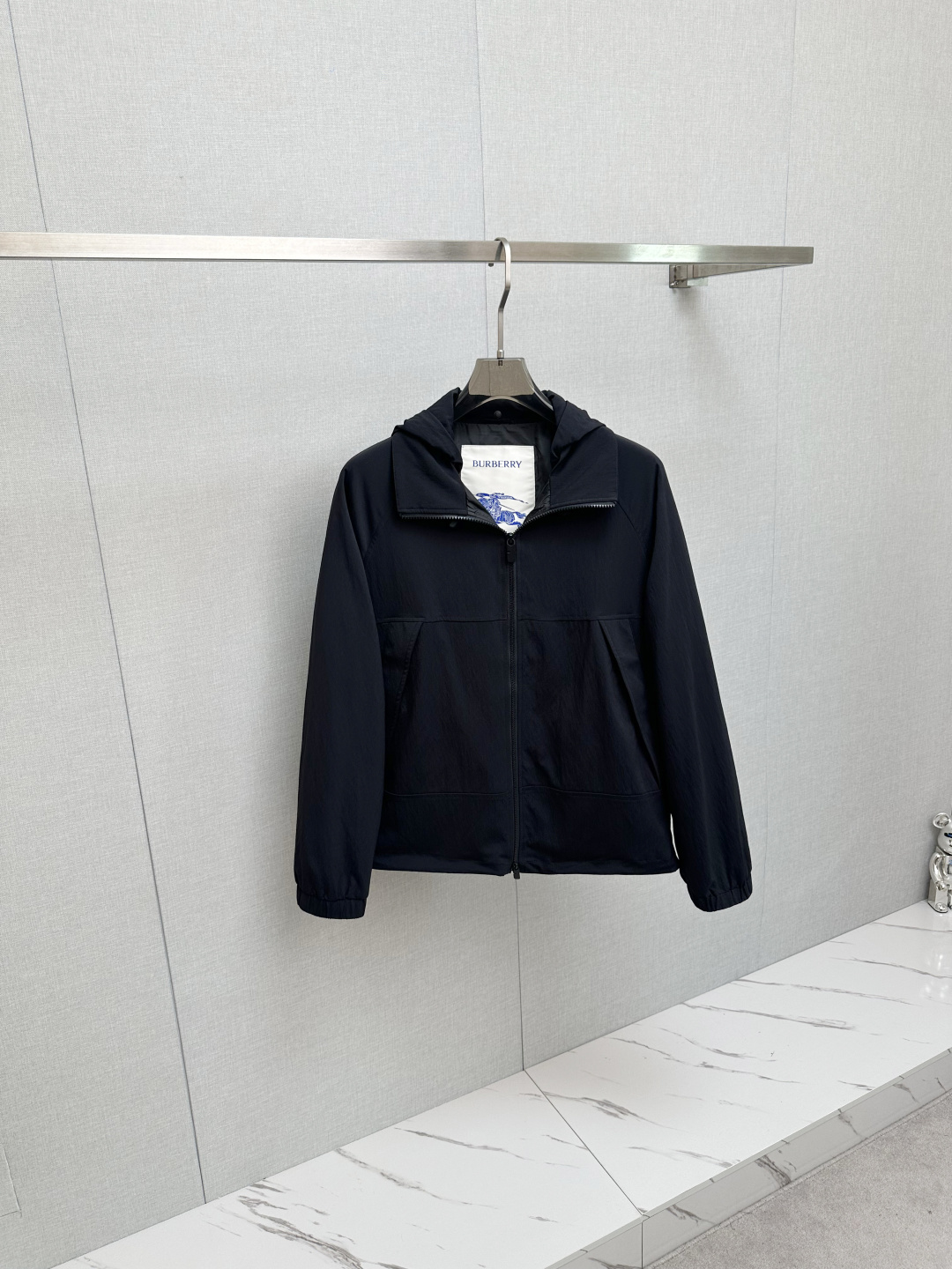 NO:517410,BURB new style hooded jacket jacket official website synchronized hot products Channel goods High-end customization Quality can stand any form of inspection and give you a unique upper body experience!  All have undergone strict selection process, customized original auxiliary materials, fashionable and versatile trend. The upper body is elegant and handsome, full of personality, and a new visual sense. 48-56,,burberry,jackets & coats,jackets & coats,hats,alexander wang19860909BURB 新款 连帽 夹克 外套官网同步爆款 渠道货 高端定制 品质经得起任何形式检验,赋予你与众不同的上身体验！均经过严格的挑选工序,定制原版辅料,时尚百搭潮 上身优雅帅气, 个性十足,焕然一新的即视感 48—56,,burberry,jackets & coats,jackets & coats,hats,alexander wang,Men's clothing