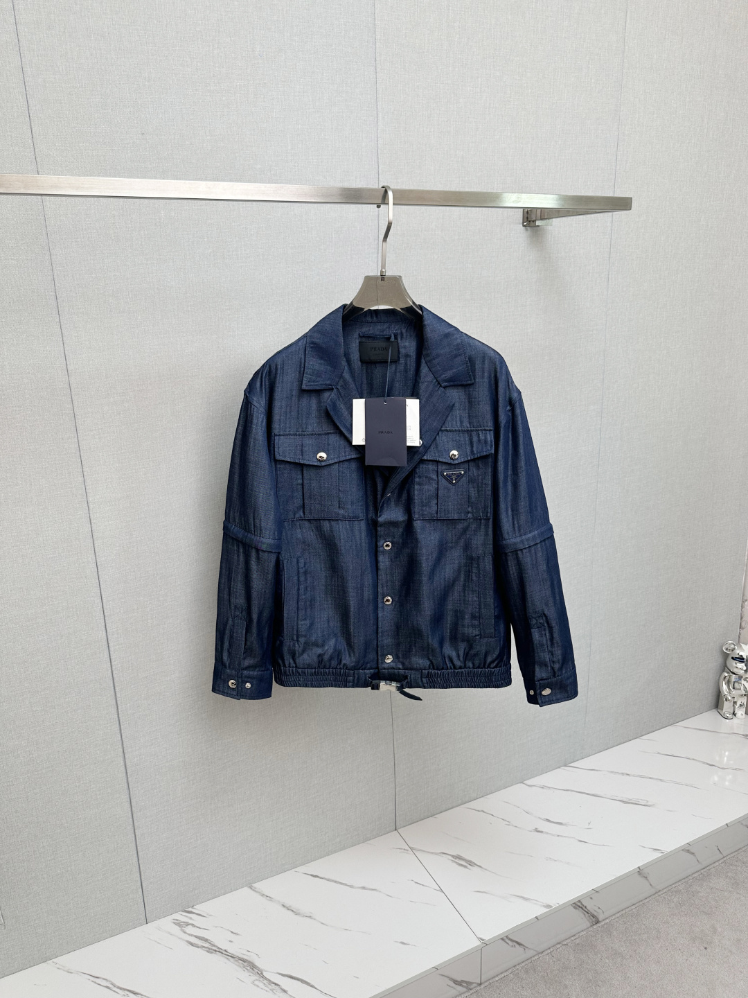 NO:517413,PRADA new jackets and jackets are synchronized on the official website. Channel goods. High-end customization. The quality can stand any form of inspection and give you a unique upper body experience!  All have undergone strict selection process, customized original accessories, fashionable and versatile trend. The upper body is elegant and handsome, full of personality, and a new visual sense. 48-56,,prada,jackets & coats,jackets & coats,alexander wang19860909PRADA 新款 夹克 外套官网同步爆款 渠道货 高端定制 品质经得起任何形式检验,赋予你与众不同的上身体验！均经过严格的挑选工序,定制原版辅料,时尚百搭潮 上身优雅帅气, 个性十足,焕然一新的即视感 48—56,,prada,jackets & coats,jackets & coats,alexander wang,Men's clothing