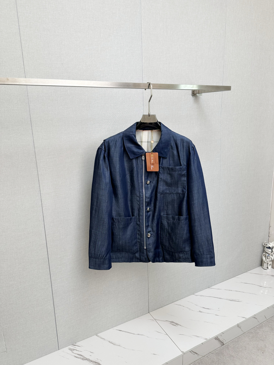 NO:517428,New jackets and jackets are synchronized on the official website. Channel goods. High-end customization. The quality can stand any form of inspection and give you a unique upper body experience!  All have undergone strict selection process, customized original auxiliary materials, fashionable and versatile trend. The upper body is elegant and handsome, full of personality, and a new visual sense. 48-56,,jackets & coats,jackets & coats,alexander wang19860909新款 夹克 外套官网同步爆款 渠道货 高端定制 品质经得起任何形式检验,赋予你与众不同的上身体验！均经过严格的挑选工序,定制原版辅料,时尚百搭潮 上身优雅帅气, 个性十足,焕然一新的即视感 48—56,,jackets & coats,jackets & coats,alexander wang,Men's clothing