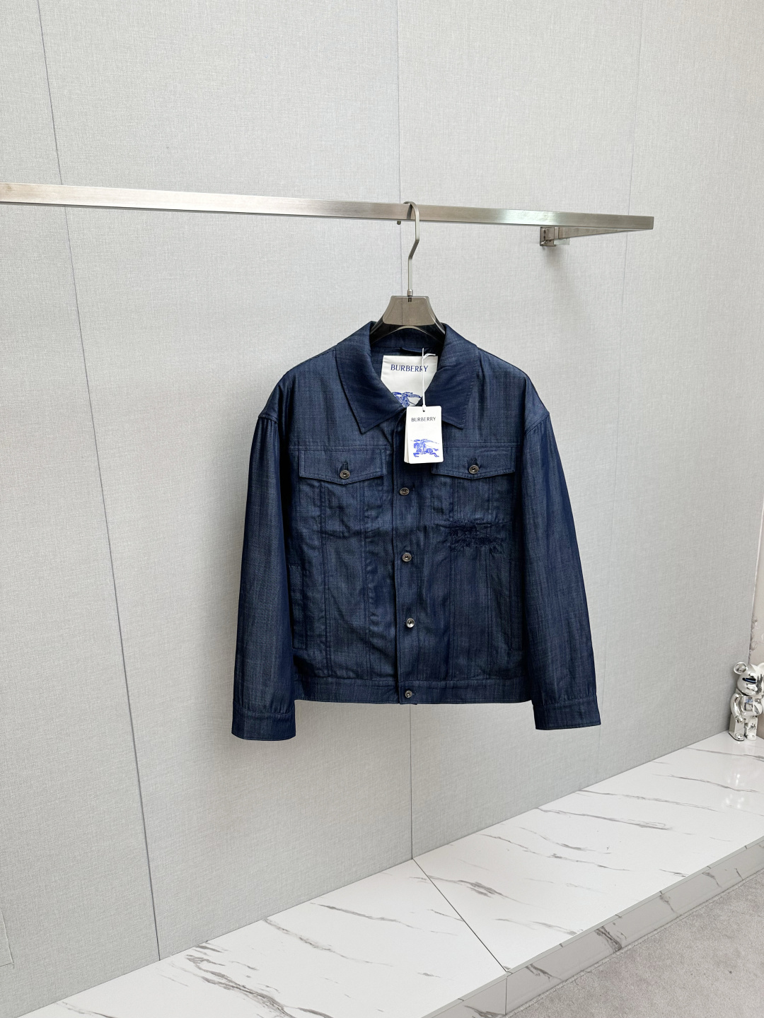 NO:517424,BURB new jackets and jackets are synchronized on the official website. Channel goods. High-end customization. The quality can stand any form of inspection and give you a unique upper body experience!  All have undergone strict selection process, customized original auxiliary materials, fashionable and versatile trend. The upper body is elegant and handsome, full of personality, and a new visual sense. 48-56,,burberry,jackets & coats,jackets & coats,alexander wang19860909BURB 新款 夹克 外套官网同步爆款 渠道货 高端定制 品质经得起任何形式检验,赋予你与众不同的上身体验！均经过严格的挑选工序,定制原版辅料,时尚百搭潮 上身优雅帅气, 个性十足,焕然一新的即视感 48—56,,burberry,jackets & coats,jackets & coats,alexander wang,Men's clothing