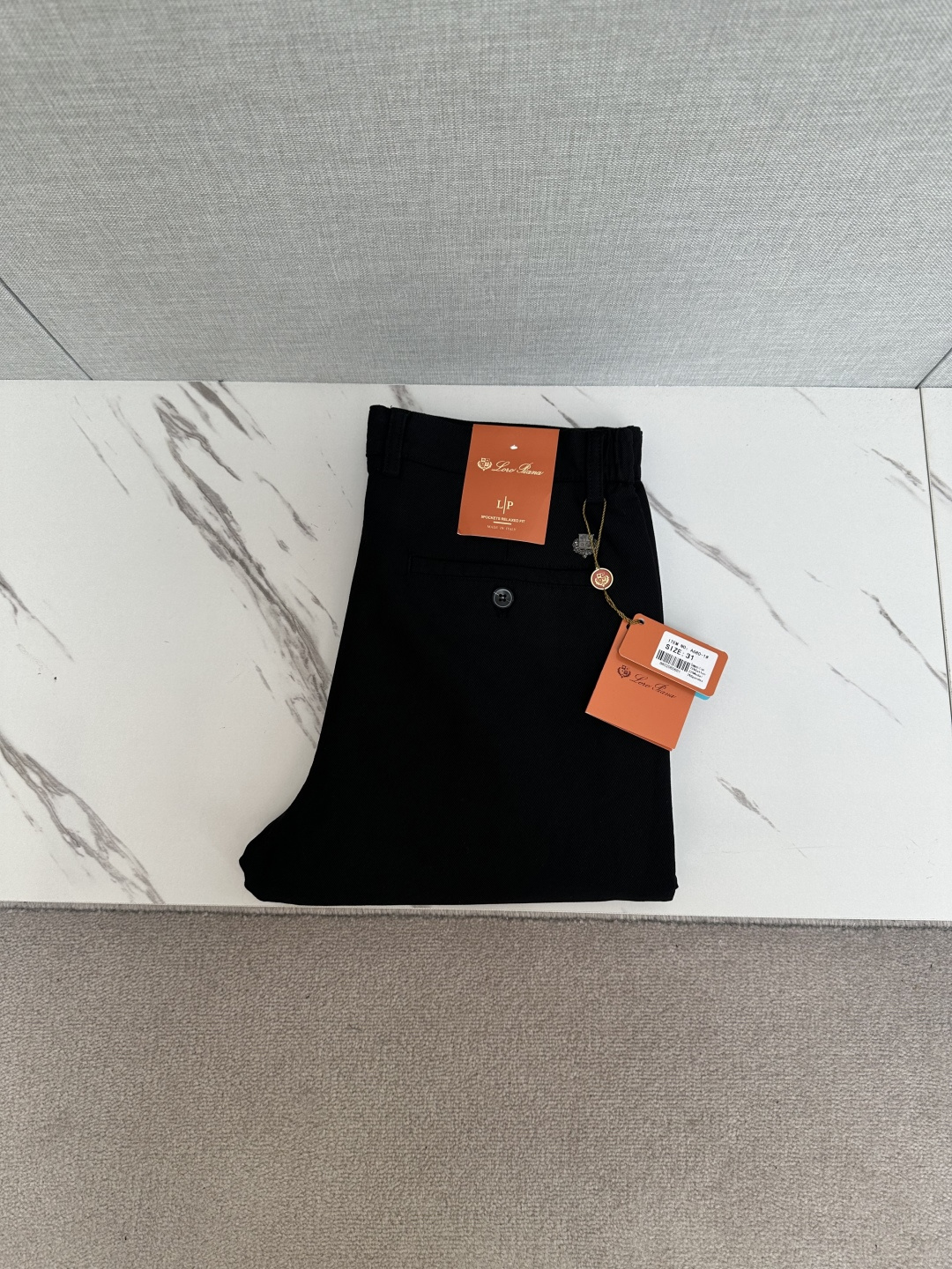 NO:524501,Men's original single casual pants for autumn and winter, heavy recommendation!  This model uses original exclusive fabric!  The craftsmanship is top-notch, design logo hardware modification!  The three-dimensional sense is extremely stunning and stunning. The pattern is presented by the iconic brand pattern. It has a very distinctive and high-end and fashionable look, which strongly demonstrates the identity!  In addition, it has a lot of cotton feel, both comfort and breathability, extremely delicate touch, and excellent skin-friendly!  The details are perfect, with all kinds of exquisite and exquisite, with a strong sense of styling, full of upper body styles, and belongs to the unique type on the market!  Size 29-40, alexander wang19860909秋冬男士原单休闲裤 重磅推荐！此款所运用原版专属面料！还是工艺都堪称顶尖,设计logo五金修饰！立体感极强,视觉极其惊艳震撼,图案由标志性的品牌图案呈现,辨识度非常鲜明且高级时髦,有力彰显身份！此外棉感十足,舒适性与透气性兼备,触感极为细腻,亲肤性绝佳！细节完美如斯,各种精湛考究 造型感极强,上身型款十足,属于市面独一无二的类型！尺码29-40,,alexander wang,Men's clothing