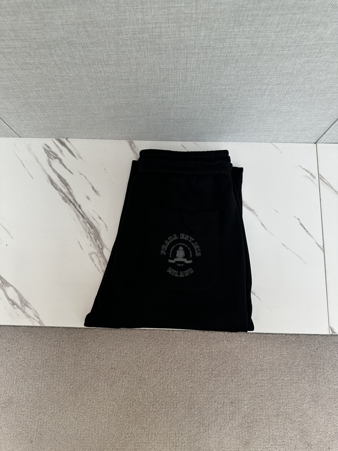 NO:524499,PRADA autumn and winter men's original single casual pants, heavy recommendation!  This model uses original exclusive fabric!  The craftsmanship is top-notch, design logo hardware modification!  The three-dimensional sense is extremely stunning and stunning. The pattern is presented by the iconic brand pattern. It has a very distinctive and high-end and fashionable look, which strongly demonstrates the identity!  In addition, it has a lot of cotton feel, both comfort and breathability, extremely delicate touch, and excellent skin-friendly!  The details are perfect, with all kinds of exquisite and exquisite, with a strong sense of styling, full of upper body styles, and belongs to the unique type on the market!  Size 29-40, prada,alexander wang19860909PRADA 秋冬男士原单休闲裤 重磅推荐！此款所运用原版专属面料！还是工艺都堪称顶尖,设计logo五金修饰！立体感极强,视觉极其惊艳震撼,图案由标志性的品牌图案呈现,辨识度非常鲜明且高级时髦,有力彰显身份！此外棉感十足,舒适性与透气性兼备,触感极为细腻,亲肤性绝佳！细节完美如斯,各种精湛考究 造型感极强,上身型款十足,属于市面独一无二的类型！尺码29-40,,prada,alexander wang,Men's clothing