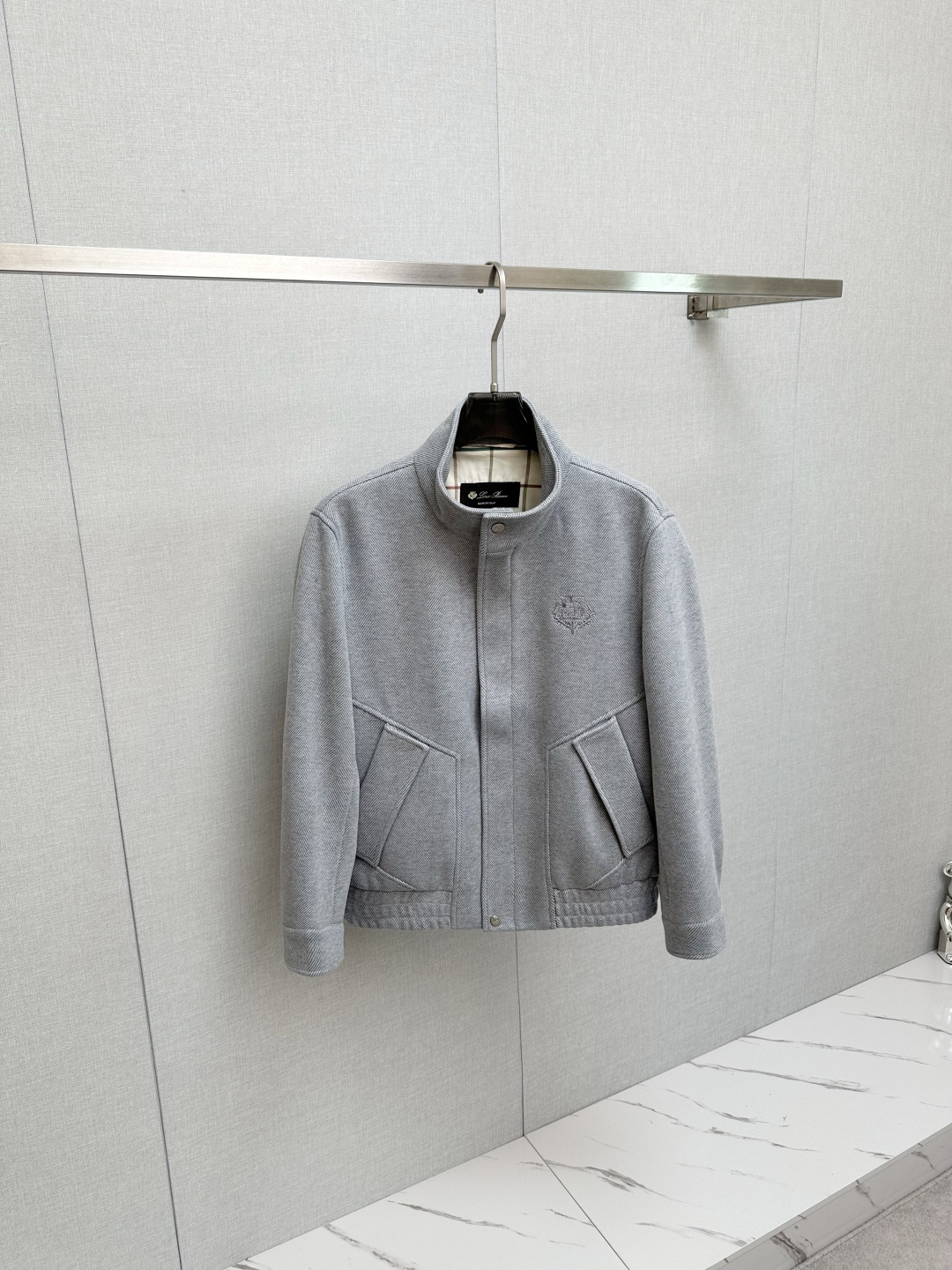 NO:524512,New jackets are synchronized with hot products on the official website, channel goods, high-end customization, quality can stand any form of inspection, giving you a unique upper body experience!  All have undergone strict selection process, customized original auxiliary materials, fashionable and versatile trend. The upper body is elegant and handsome, full of personality, and a new visual sense. 48-56,,jackets & coats,alexander wang19860909新款 外套官网同步爆款 渠道货 高端定制 品质经得起任何形式检验,赋予你与众不同的上身体验！均经过严格的挑选工序,定制原版辅料,时尚百搭潮 上身优雅帅气, 个性十足,焕然一新的即视感 48—56,,jackets & coats,alexander wang,Men's clothing