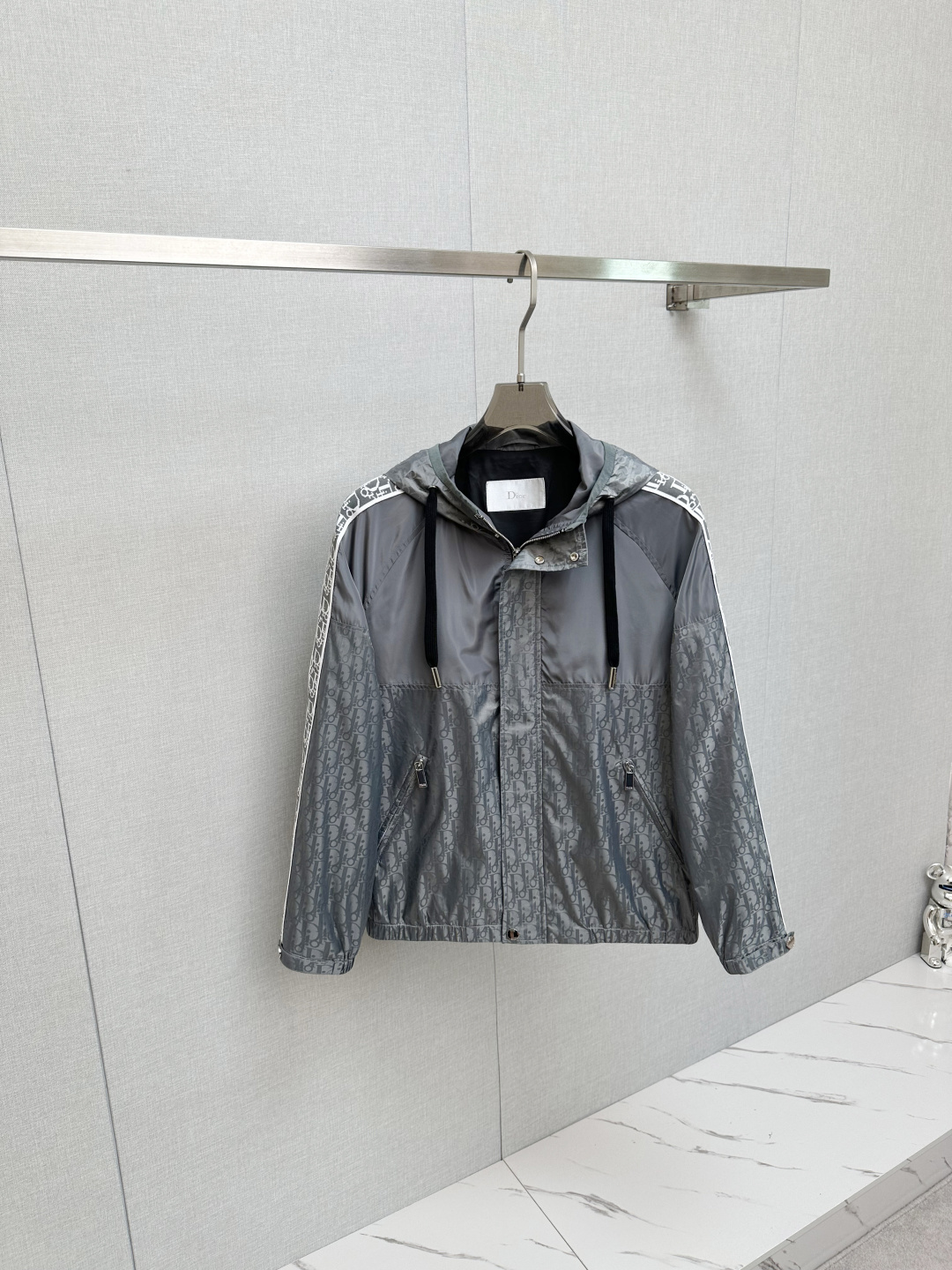 NO:529651,DIOR new jackets and jackets are synchronized on the official website. Channel goods. High-end customization. The quality can stand any form of inspection and give you a unique upper body experience!  All have undergone strict selection process, customized original accessories, fashionable and versatile trend. The upper body is elegant and handsome, full of personality, and a new visual sense. 48-56,,dior,jackets & coats,jackets & coats,alexander wang19860909DIOR 新款 夹克 外套官网同步爆款 渠道货 高端定制 品质经得起任何形式检验,赋予你与众不同的上身体验！均经过严格的挑选工序,定制原版辅料,时尚百搭潮 上身优雅帅气, 个性十足,焕然一新的即视感 48—56,,dior,jackets & coats,jackets & coats,alexander wang,Men's clothing