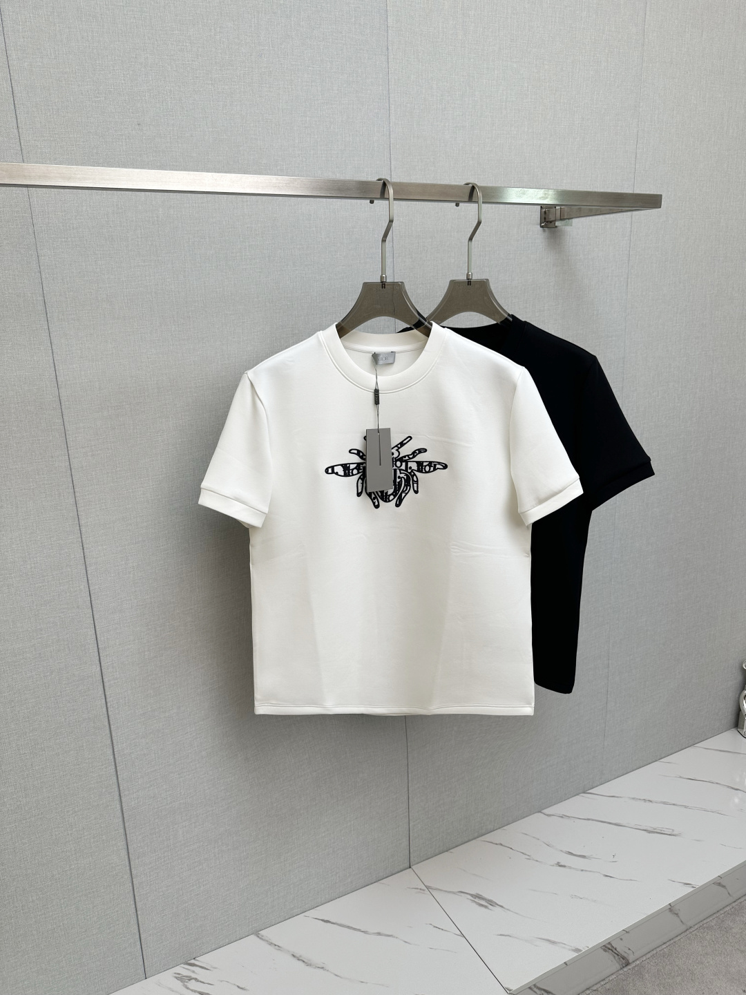 NO:524503,CD 2025 new original single men's casual base short-sleeved T-shirt!  High-end customization, high-end version, fashionable and versatile, loose version, original imported 420g double-strand pure cotton fabric, threaded cuffs, neckline hem, super soft and delicate, skin-friendly and comfortable to wear, high-end boutique, OEM, fine-made top body, very good, men's essential items, three-standard size M-3XL,,T-shirt,tees,t-shirt,alexander wang19860909CD 2025新款原单男士休闲打底短袖T恤！高端定制 高版本 时尚百搭爆款宽松版型原版进口420克双股纯棉面料 螺纹袖口.领口衣摆 手感超柔软细腻 穿着亲肤舒适 高端精品 代工厂精细做上身非常赞 男士必备单品 三标齐全 尺码M—3XL,,T-shirt,tees，t-shirt,alexander wang,Men's clothing