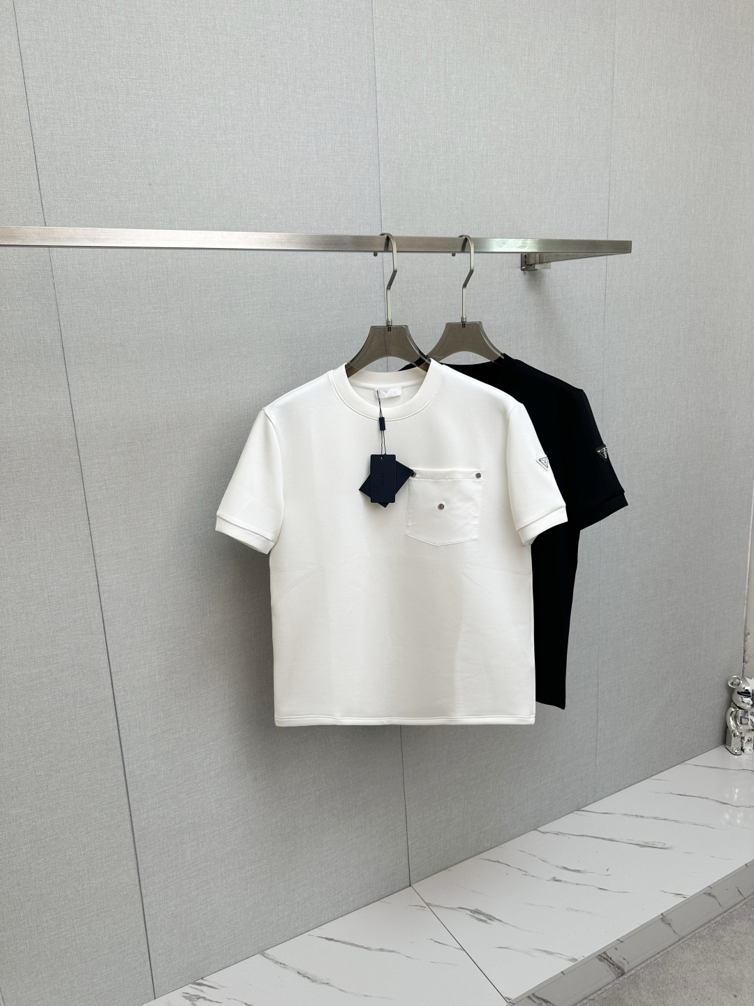 NO:524505,PRADA 2025 new original single men's casual base short-sleeved T-shirt!  High-end customization, high-end version, fashionable and versatile, loose version, original imported 420g double-strand pure cotton fabric, threaded cuffs, neckline hem, super soft and delicate, skin-friendly and comfortable to wear, high-end boutique, OEM, fine-made top body, very good, men's essential items, three-standard size M-3XL,,prada,T-shirt,tees,t-shirt,alexander wang19860909PRADA 2025新款原单男士休闲打底短袖T恤！高端定制 高版本 时尚百搭爆款宽松版型原版进口420克双股纯棉面料 螺纹袖口.领口衣摆 手感超柔软细腻 穿着亲肤舒适 高端精品 代工厂精细做上身非常赞 男士必备单品 三标齐全 尺码M—3XL,,prada,T-shirt,tees，t-shirt,alexander wang,Men's clothing