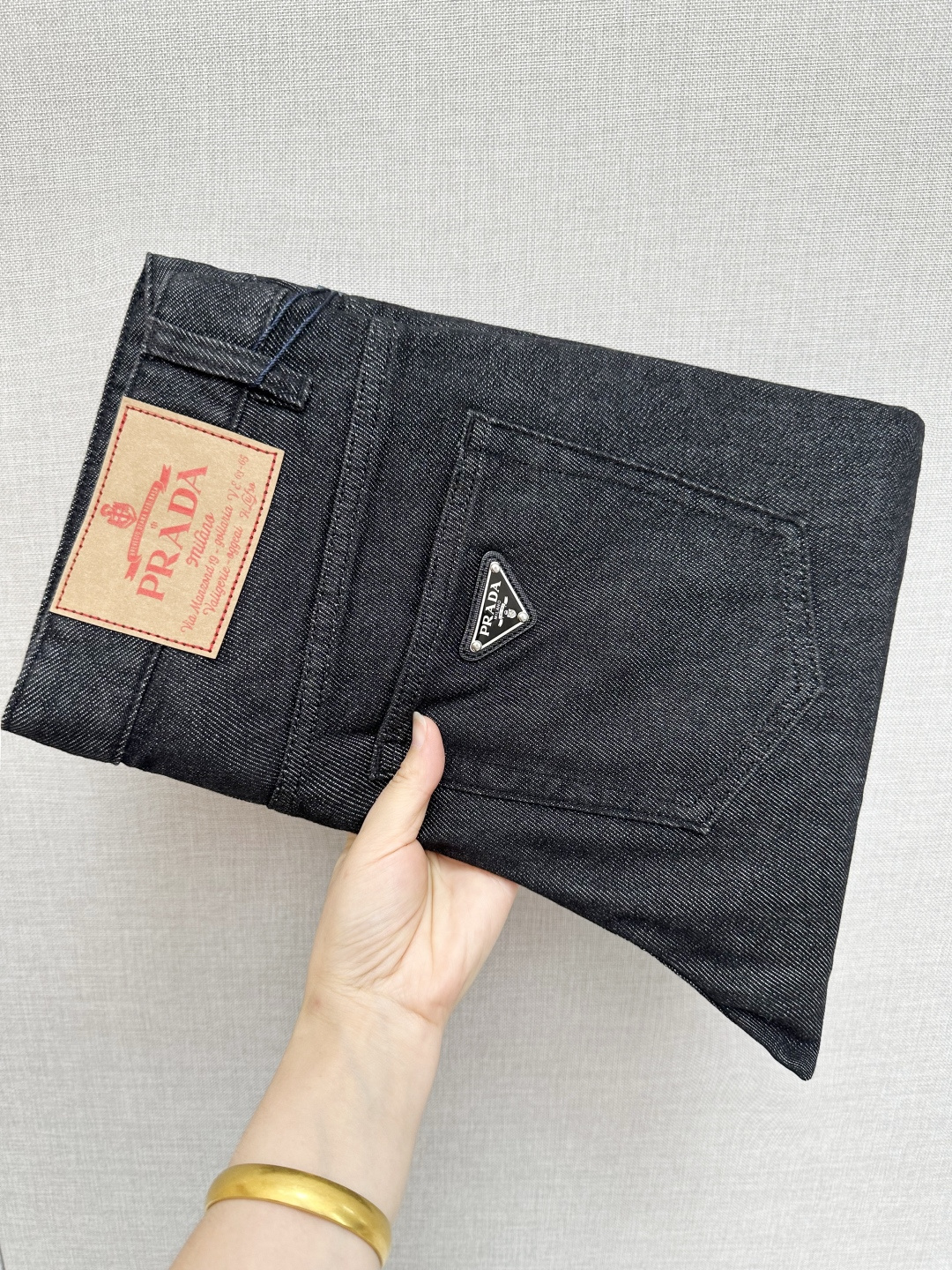 NO:519867,PRADA official website counter is available simultaneously, original singles, super stylish jeans, customized original washing denim fabric, unique design, top-grade printing craft letter pattern logo, original hardware and auxiliary decoration, extremely superior jeans, the materials and craftsmanship are extremely luxurious and exquisite, extremely high-end, handsome and stylish, recommended, size 30-38,, prada, jeans, alexander wang19860909PRADA 官网专柜同步有售,原单狠货,超级有范儿的一款牛仔裤,定制原版水洗牛仔面料,独特设计,顶级印花工艺字母图案logo,原版五金辅料装饰,极为翘楚的一款牛仔裤,用料与工艺都极致奢华精湛,档次极高,上身帅气有型,推荐,码数30—38,,prada,jeans,alexander wang,Men's clothing