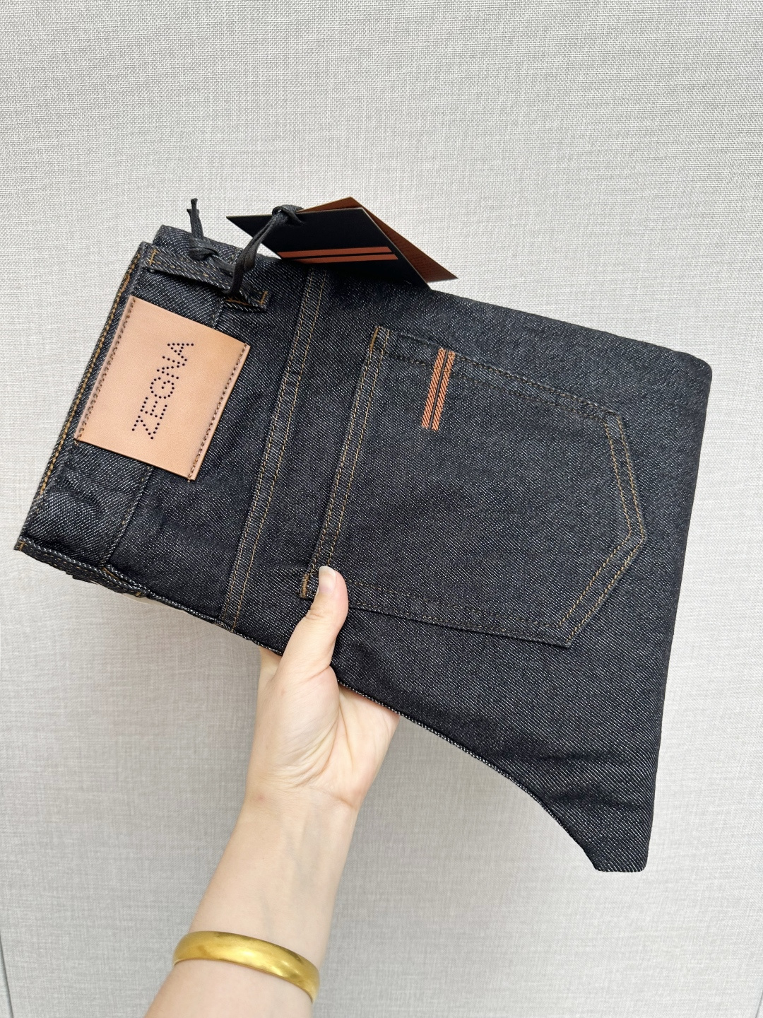 NO:519877,Z official website counter is available simultaneously, original singles are ruthless, super stylish jeans, customized original washing denim fabric, unique design, top-grade printed craft letter pattern logo, original hardware and auxiliary decoration, extremely superior jeans, the materials and craftsmanship are extremely luxurious and exquisite, extremely high-end, handsome and stylish, recommended, size 30-38, jeans, alexander wang19860909Z 官网专柜同步有售,原单狠货,超级有范儿的一款牛仔裤,定制原版水洗牛仔面料,独特设计,顶级印花工艺字母图案logo,原版五金辅料装饰,极为翘楚的一款牛仔裤,用料与工艺都极致奢华精湛,档次极高,上身帅气有型,推荐,码数30—38,,jeans,alexander wang,Men's clothing