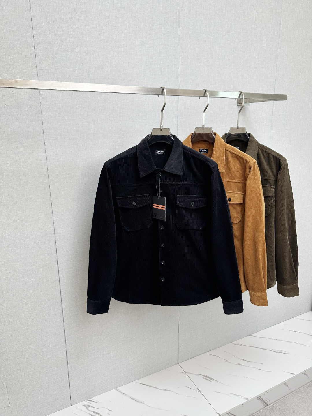 NO:567155,Z 2025 counter's latest corduroy shirt jacket, straight silhouette corduroy shirt jacket, retro atmosphere promotes fashionable texture. It adopts front button design, traditional collar and traditional chest pocket. Retro fashion uses soft corduroy fabric to bring a touch of elegance to the tough line structure. The color control after washing and distressing makes the texture more appropriate. The shape and soft touch neutralize each other, enriching the diversity of matching. It can be worn alone or as a separate item under a thin jacket!  Color three colors Size S-XL, jackets & coats, shirts, alexander wang19860909Z 2025专柜最新品灯芯绒衬衫外套,直筒廓形的灯芯绒衬衫外套,复古气息促进时尚质感.采用正面纽扣设计 传统衣领 传统胸前口袋 复古时尚用柔软的灯芯绒面料给硬朗的线条结构带来一丝优雅水洗做旧后的颜色把控,让质感变得更恰到好处版型和柔软触感相互中和,丰富了搭配的多样性,可直接单穿也可当作薄款外套内搭单品穿着！ 颜色三色 码数S-XL,,jackets & coats,shirts,alexander wang,Men's clothing