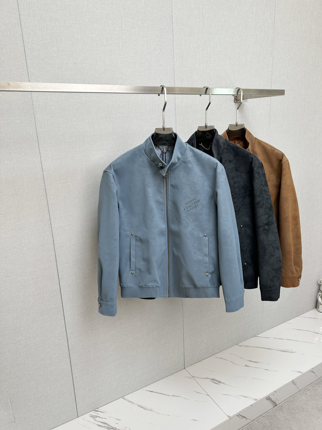 NO:567159,LV Lvjia 2025SS early autumn new suede occupation jacket, men's classic letter leather jacket!  Trading company channels are rare, leading official website sales!  Men's high-end urban style lapel jacket. A favorite among platinum-level connoisseurs!  Smooth and delicate suede fabric, lined with dark jacquard letter logo, a beautiful piece with unparalleled temperament!  When I encounter such an excellent product, I am willing to call it the strongest!  The style of this shirt jacket is very distinctive and unique, with letter details, engraved metal snap closures, and the lining is designed with a dark jacquard letter pattern, which highlights the fashionable atmosphere, emphasizes the classic soul texture, and highlights the beauty of luxury fashion!  This style really has a natural high-street beauty, which can meet all your dressing needs and let you look down on the whole world with fashion!  Smooth and delicate suede fabric, stiff and comfortable, soft texture, simple lines and silhouettes are easy to wear with a decent and elegant texture. The suede texture has a retro feel and a strong autumn and winter flavor. The rich but unobtrusive ease shows the affinity and high-end sense of the clothing!  Heavy texture, full of exquisite details, loose and elegant, full of silhouette and layering. Excellent shape, unparalleled upper body effect, destined to be an excellent styling item for the street, and the number of repeat customers will be high!  Three colors in!  Size: S-2XL,,louis vuitton,louis vuitton,louis vuitton,jackets & coats,jackets & coats,leather jacket,chamois leather,alexander wang19860909LV驴家2025SS早秋新款麂皮绒占领夹克,男士经典字母皮衣夹克外套！贸易公司渠道稀出,领先官网发售！男士高端都市风尚翻领外套.白金级品鉴心水之物！顺滑细腻的麂皮绒面料,内衬暗纹提花字母标识,一款气质绝伦的妙曼单品！ 遇到一款如此的绝佳产物,我愿意称之其为最强！此款衬衣夹克的风格十分之鲜明独特,字母细节,刻字金属按扣开合,内衬采用暗纹提花字母图案设计,彰显时髦气息,着重强调经典的灵魂质感,凸显奢华时尚之美！此款真的有着浑然天成的高街美感,满足你的一切穿搭所需,让你用潮流俯视整个世界！ 顺滑细腻的麂皮绒面料,挺括舒适,质地柔软,简洁的线条廓形容易穿出得体优雅的质感,麂皮绒质地具有复古感和浓浓秋冬气息的颜色,浓郁却不张扬的轻松就展现出了服装的亲和力和高级感！重磅质感,细节精致感十足,宽松有范,廓形、层次感十足.版型绝佳,上身效果无与伦比,注定属于出街的优秀造型单品,回头率爆表！ 三色入！尺码:S-2XL,,louis vuitton,louis vuitton,louis vuitton,jackets & coats,jackets & coats,leather jacket,chamois leather,alexander wang,Men's clothing