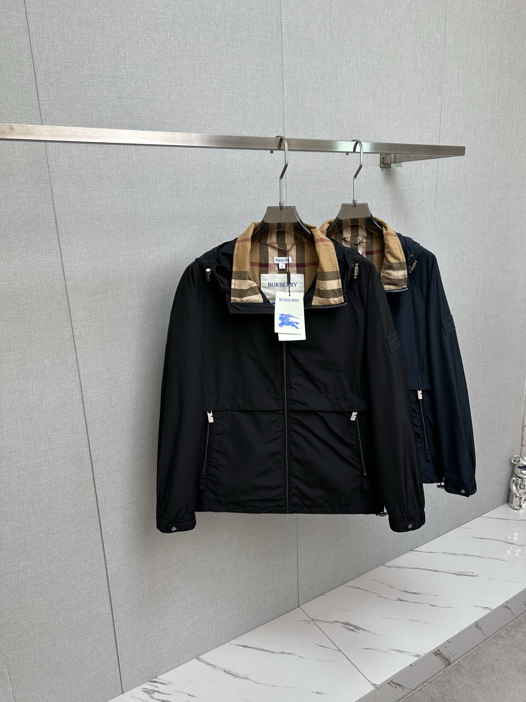 NO:519871,BURB new jackets and jackets are synchronized on the official website. Channel goods. High-end customization. The quality can stand any form of inspection and give you a unique upper body experience!  All have undergone strict selection process, customized original auxiliary materials, fashionable and versatile trend. The upper body is elegant and handsome, full of personality, and a new visual sense. 48-56,,burberry,jackets & coats,jackets & coats,alexander wang19860909BURB 新款 夹克 外套官网同步爆款 渠道货 高端定制 品质经得起任何形式检验,赋予你与众不同的上身体验！均经过严格的挑选工序,定制原版辅料,时尚百搭潮 上身优雅帅气, 个性十足,焕然一新的即视感 48—56,,burberry,jackets & coats,jackets & coats,alexander wang,Men's clothing