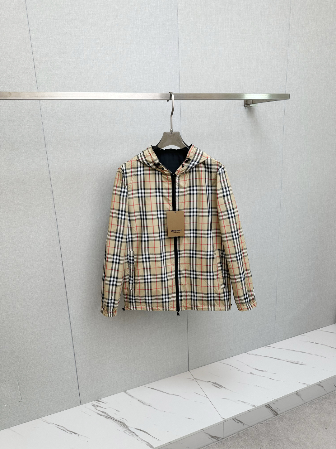 NO:567175,BURB double-sided new style jackets and coats are hot-selling on the official website. Channel goods. High-end customization. The quality can withstand any form of inspection, giving you a unique upper body experience!  All have gone through a strict selection process and are customized with original accessories. They are fashionable and versatile. The upper body is elegant and handsome, full of personality, and has a new look. M—3XL,,burberry,jackets & coats,jackets & coats,alexander wang19860909BURB 双面穿 新款 夹克 外套官网同步爆款 渠道货 高端定制 品质经得起任何形式检验,赋予你与众不同的上身体验！均经过严格的挑选工序,定制原版辅料,时尚百搭潮 上身优雅帅气, 个性十足,焕然一新的即视感 M—3XL,,burberry,jackets & coats,jackets & coats,alexander wang,Men's clothing