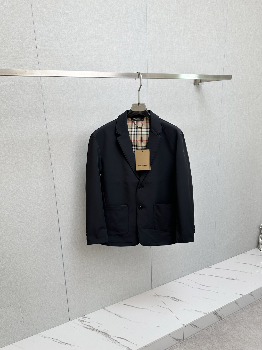 NO:567171,BURB's new jackets and coats are hot-selling products on the official website at the same time. Channel products are high-end customized. The quality can withstand any form of inspection, giving you a unique upper body experience!  All have gone through a strict selection process and are customized with original accessories. They are fashionable and versatile. The upper body is elegant and handsome, full of personality, and has a new look. M—3XL,,burberry,jackets & coats,jackets & coats,alexander wang19860909BURB 新款 夹克 外套官网同步爆款 渠道货 高端定制 品质经得起任何形式检验,赋予你与众不同的上身体验！均经过严格的挑选工序,定制原版辅料,时尚百搭潮 上身优雅帅气, 个性十足,焕然一新的即视感 M—3XL,,burberry,jackets & coats,jackets & coats,alexander wang,Men's clothing