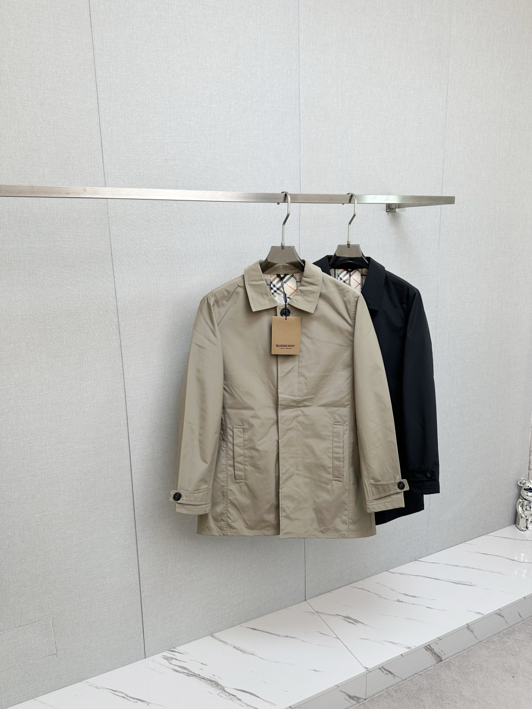 NO:567167,BURB windbreaker new style jackets and coats are hot-selling on the official website. Channel goods. High-end customization. The quality can withstand any form of inspection, giving you a unique upper body experience!  All have gone through a strict selection process and are customized with original accessories. They are fashionable and versatile. The upper body is elegant and handsome, full of personality, and has a new look. M—3XL,,burberry,jackets & coats,jackets & coats,alexander wang19860909BURB 风衣新款 夹克 外套官网同步爆款 渠道货 高端定制 品质经得起任何形式检验,赋予你与众不同的上身体验！均经过严格的挑选工序,定制原版辅料,时尚百搭潮 上身优雅帅气, 个性十足,焕然一新的即视感 M—3XL,,burberry,jackets & coats,jackets & coats,alexander wang,Men's clothing