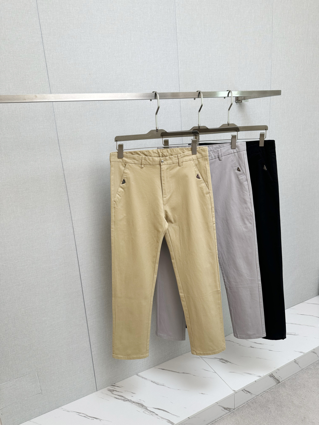 NO:549957,The latest model of PRADA 2025 Autumn and Winter Asian Counter Series!  High-end ruthless goods, high-end customized slim-fit business casual pants, original hardware, a style that is fully suitable for daily business casual, with super positive upper body effect, three-dimensional slim-fit buttocks lifted, and the legs are fully demonstrated, including Tennis special cotton fabric!  It belongs to the type of woven cotton!  The texture is firm and delicate, the upper body is very comfortable and stylish, and it is extremely practical and versatile, which is very worth buying!  Requested recommendations from old customers!  !  Size 29-38, prada,alexander wang19860909PRADA 2025秋冬亚洲专柜系列最新款！高端狠货 高端订制修身商务休闲裤西裤 原版五金 日常商务休闲都完全适用的款,上身效果超正,立体修身提臀,腿部线条完全得到彰显,含天丝特殊棉面料！属于色织棉的类型！纹理紧致细腻,上身非常舒适有型,而且极为实穿百搭,非常值得入手！老客户必收推荐！！尺码29—38,,prada,alexander wang,Men's clothing