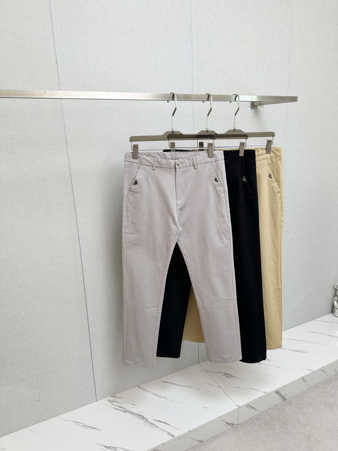 NO:522388,The latest model of PRADA 2025 Autumn and Winter Asian Counter Series!  High-end ruthless goods, high-end customized slim-fit business casual pants, original hardware, a style that is fully suitable for daily business casual, with super positive upper body effect, three-dimensional slim-fit buttocks lifted, and the legs are fully demonstrated, including Tennis special cotton fabric!  It belongs to the type of woven cotton!  The texture is firm and delicate, the upper body is very comfortable and stylish, and it is extremely practical and versatile, which is very worth buying!  Requested recommendations from old customers!  !  Size 29-38, prada,alexander wang19860909PRADA 2025秋冬亚洲专柜系列最新款！高端狠货 高端订制修身商务休闲裤西裤 原版五金 日常商务休闲都完全适用的款,上身效果超正,立体修身提臀,腿部线条完全得到彰显,含天丝特殊棉面料！属于色织棉的类型！纹理紧致细腻,上身非常舒适有型,而且极为实穿百搭,非常值得入手！老客户必收推荐！！尺码29—38,,prada,alexander wang,Men's clothing