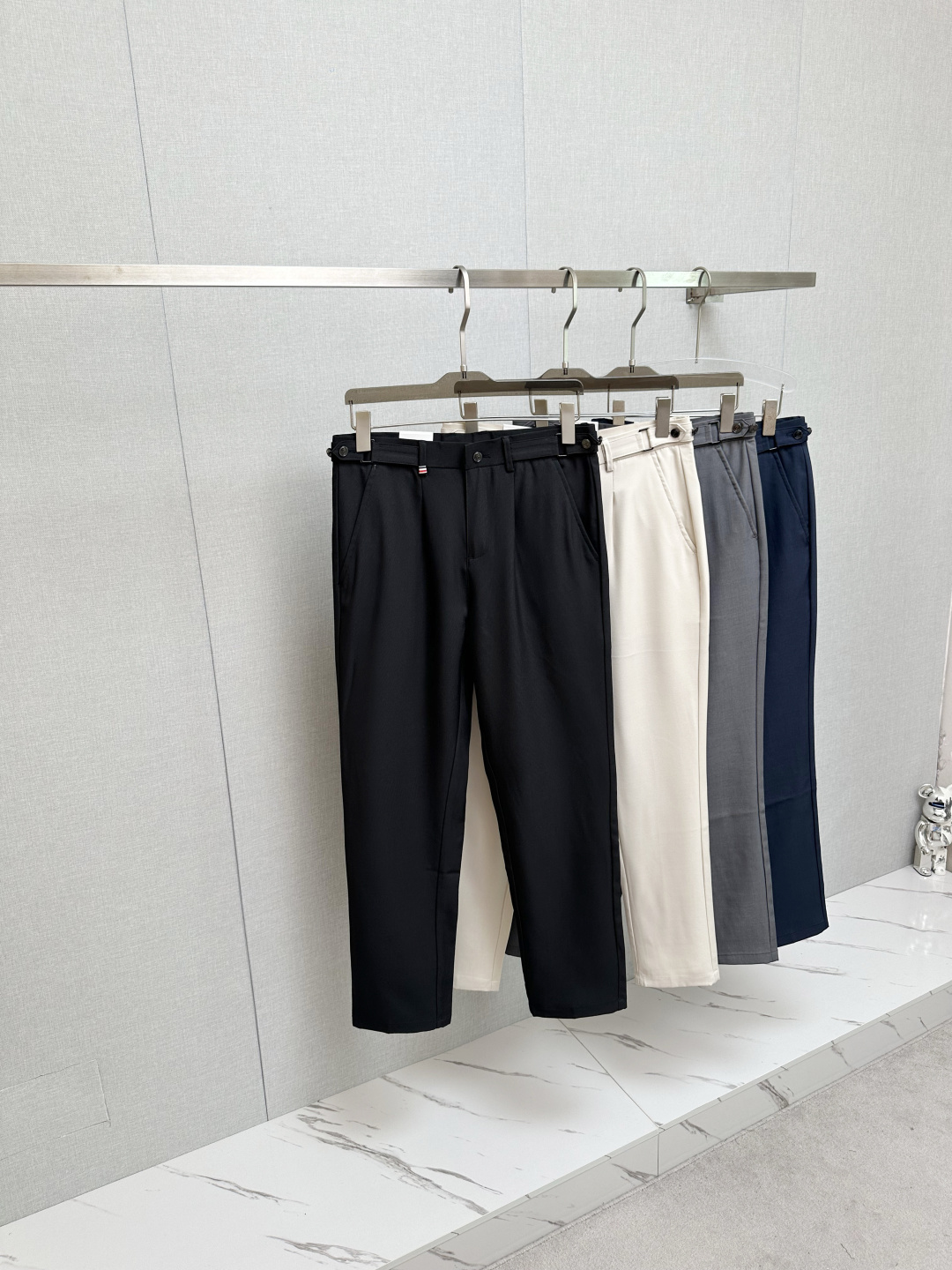 NO:549952,TB 2025 Autumn and Winter Asian Counter Series Latest Model!  High-end ruthless goods, high-end customized slim-fit business casual pants, original hardware, a style that is fully suitable for daily business and leisure, with super positive upper body effect, three-dimensional slim-fit buttock lift, and the leg lines are fully demonstrated, including Tennis special cotton fabric!  It belongs to the type of woven cotton!  The texture is firm and delicate, the upper body is very comfortable and stylish, and it is extremely practical and versatile, which is very worth buying!  Requested recommendations from old customers!  !  Size 29-36, alexander wang19860909TB 2025秋冬亚洲专柜系列最新款！高端狠货 高端订制修身商务休闲裤西裤 原版五金 日常商务休闲都完全适用的款,上身效果超正,立体修身提臀,腿部线条完全得到彰显,含天丝特殊棉面料！属于色织棉的类型！纹理紧致细腻,上身非常舒适有型,而且极为实穿百搭,非常值得入手！老客户必收推荐！！尺码29—36,,alexander wang,Men's clothing