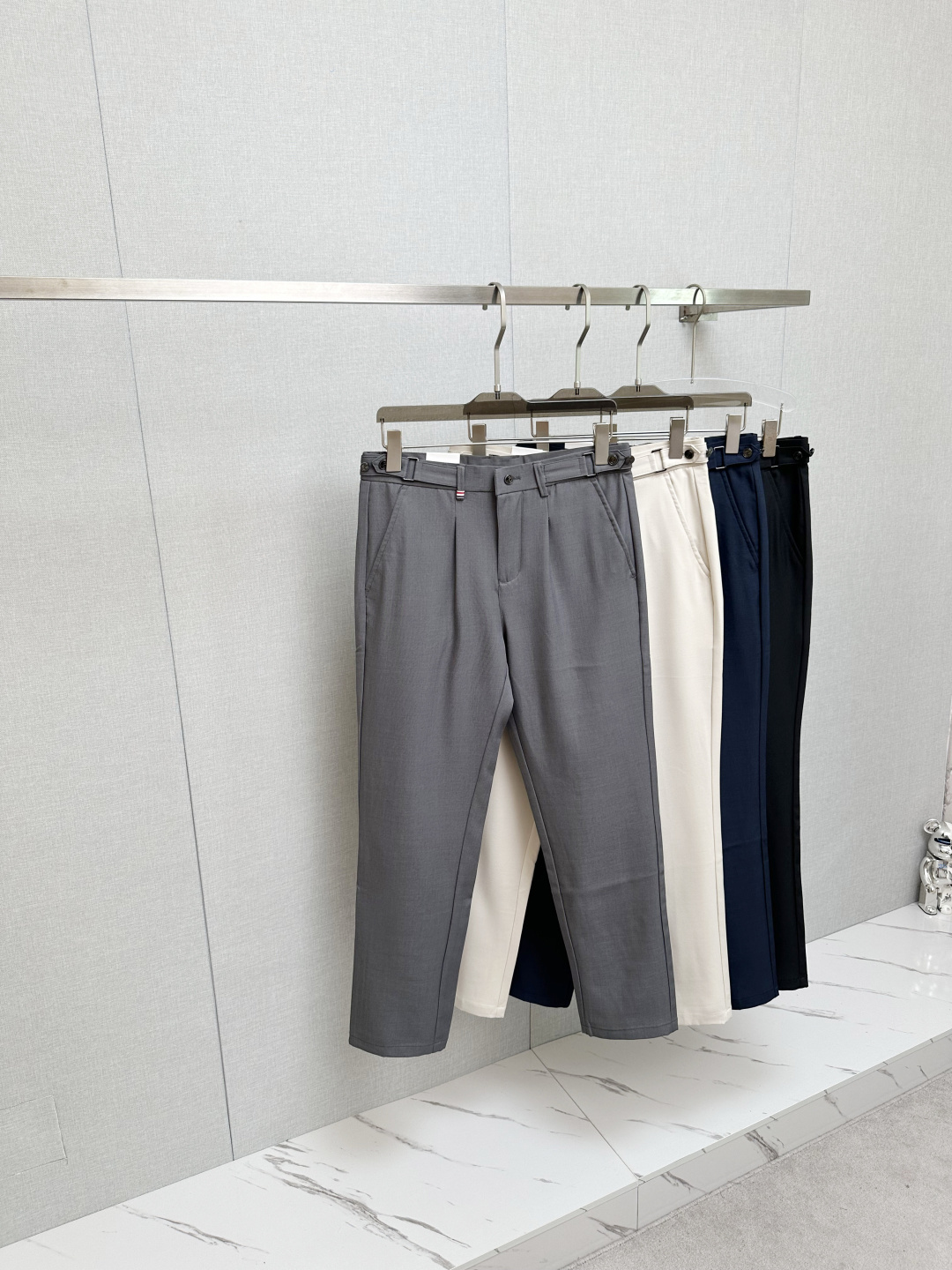 NO:522390,TB 2025 Autumn and Winter Asian Counter Series Latest Model!  High-end ruthless goods, high-end customized slim-fit business casual pants, original hardware, a style that is fully suitable for daily business and leisure, with super positive upper body effect, three-dimensional slim-fit buttock lift, and the leg lines are fully demonstrated, including Tennis special cotton fabric!  It belongs to the type of woven cotton!  The texture is firm and delicate, the upper body is very comfortable and stylish, and it is extremely practical and versatile, which is very worth buying!  Requested recommendations from old customers!  !  Size 29-36, alexander wang19860909TB 2025秋冬亚洲专柜系列最新款！高端狠货 高端订制修身商务休闲裤西裤 原版五金 日常商务休闲都完全适用的款,上身效果超正,立体修身提臀,腿部线条完全得到彰显,含天丝特殊棉面料！属于色织棉的类型！纹理紧致细腻,上身非常舒适有型,而且极为实穿百搭,非常值得入手！老客户必收推荐！！尺码29—36,,alexander wang,Men's clothing