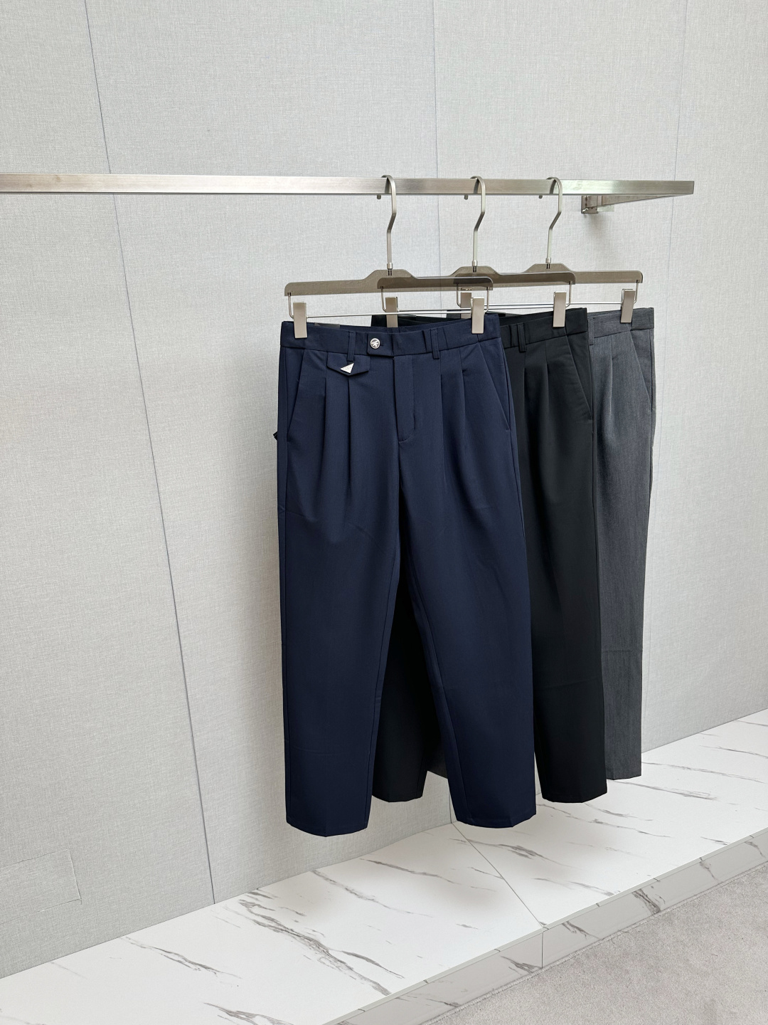 NO:549946,The latest model of PRADA 2025 Autumn and Winter Asian Counter Series!  High-end ruthless goods, high-end customized slim-fit business casual pants, original hardware, a style that is fully suitable for daily business and leisure, with super positive upper body effect, three-dimensional slim-fit buttock lift, and the leg lines are fully demonstrated, including Tennis special cotton fabric!  It belongs to the type of woven cotton!  The texture is firm and delicate, the upper body is very comfortable and stylish, and it is extremely practical and versatile, which is very worth buying!  Requested recommendations from old customers!  !  Size 29-36, prada,alexander wang19860909PRADA 2025秋冬亚洲专柜系列最新款！高端狠货 高端订制修身商务休闲裤西裤 原版五金 日常商务休闲都完全适用的款,上身效果超正,立体修身提臀,腿部线条完全得到彰显,含天丝特殊棉面料！属于色织棉的类型！纹理紧致细腻,上身非常舒适有型,而且极为实穿百搭,非常值得入手！老客户必收推荐！！尺码29—36,,prada,alexander wang,Men's clothing