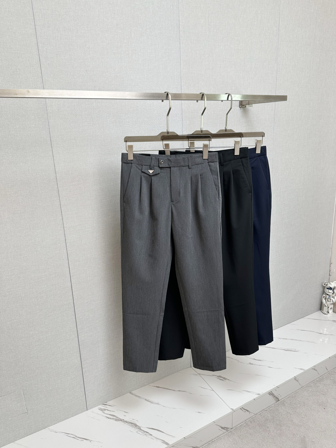 NO:522392,The latest model of PRADA 2025 Autumn and Winter Asian Counter Series!  High-end ruthless goods, high-end customized slim-fit business casual pants, original hardware, a style that is fully suitable for daily business and leisure, with super positive upper body effect, three-dimensional slim-fit buttock lift, and the leg lines are fully demonstrated, including Tennis special cotton fabric!  It belongs to the type of woven cotton!  The texture is firm and delicate, the upper body is very comfortable and stylish, and it is extremely practical and versatile, which is very worth buying!  Requested recommendations from old customers!  !  Size 29-36, prada,alexander wang19860909PRADA 2025秋冬亚洲专柜系列最新款！高端狠货 高端订制修身商务休闲裤西裤 原版五金 日常商务休闲都完全适用的款,上身效果超正,立体修身提臀,腿部线条完全得到彰显,含天丝特殊棉面料！属于色织棉的类型！纹理紧致细腻,上身非常舒适有型,而且极为实穿百搭,非常值得入手！老客户必收推荐！！尺码29—36,,prada,alexander wang,Men's clothing