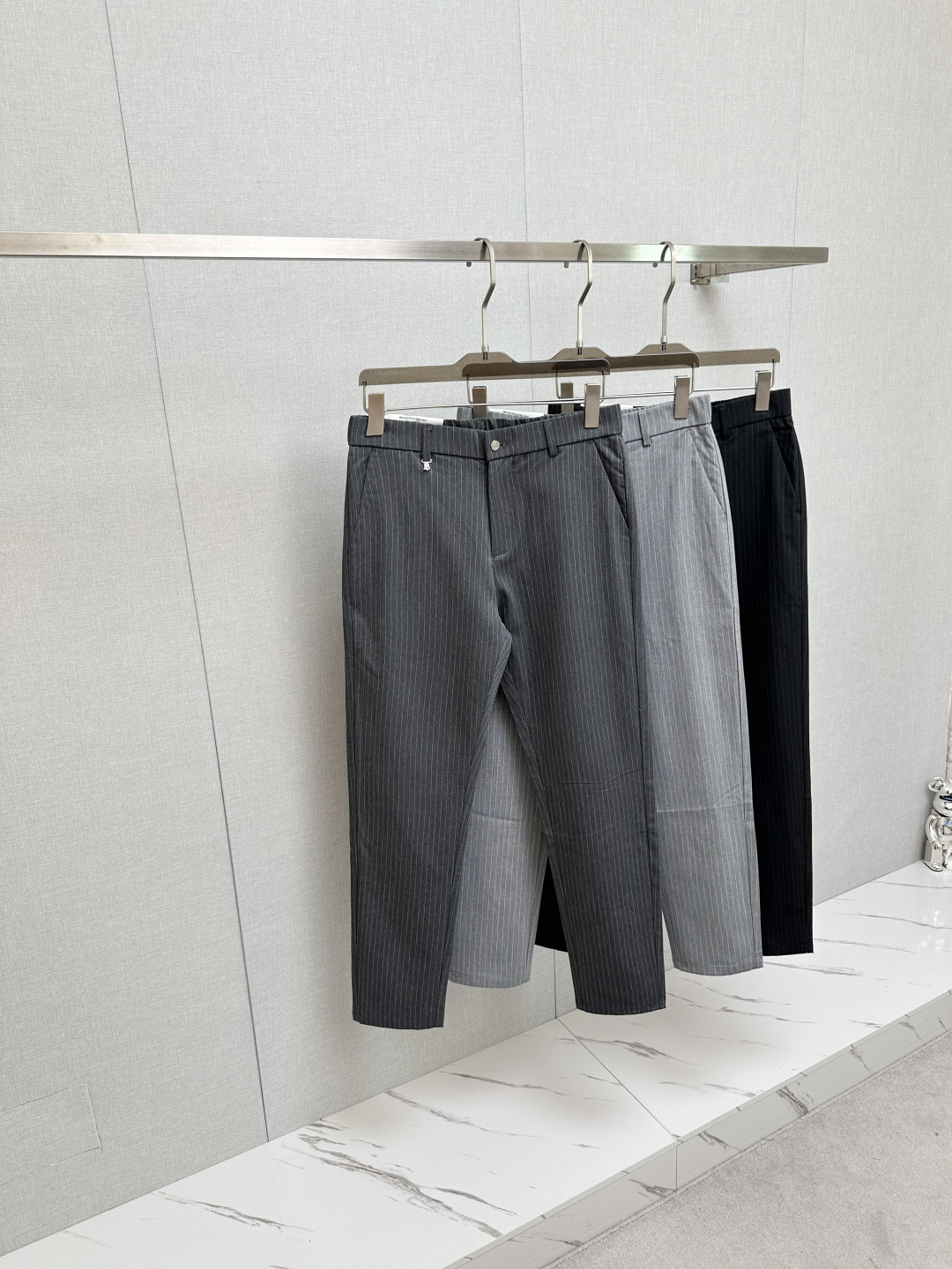 NO:522386,BURB 2025 Autumn and Winter Asian Counter Series Latest Model!  High-end ruthless goods, high-end customized slim-fit business casual pants, original hardware, a style that is fully suitable for daily business casual, with super positive upper body effect, three-dimensional slim-fit buttocks lifted, and the legs are fully demonstrated, including Tennis special cotton fabric!  It belongs to the type of woven cotton!  The texture is firm and delicate, the upper body is very comfortable and stylish, and it is extremely practical and versatile, which is very worth buying!  Requested recommendations from old customers!  !  Size 29-38, burberry,alexander wang19860909BURB 2025秋冬亚洲专柜系列最新款！高端狠货 高端订制修身商务休闲裤西裤 原版五金 日常商务休闲都完全适用的款,上身效果超正,立体修身提臀,腿部线条完全得到彰显,含天丝特殊棉面料！属于色织棉的类型！纹理紧致细腻,上身非常舒适有型,而且极为实穿百搭,非常值得入手！老客户必收推荐！！尺码29—38,,burberry,alexander wang,Men's clothing