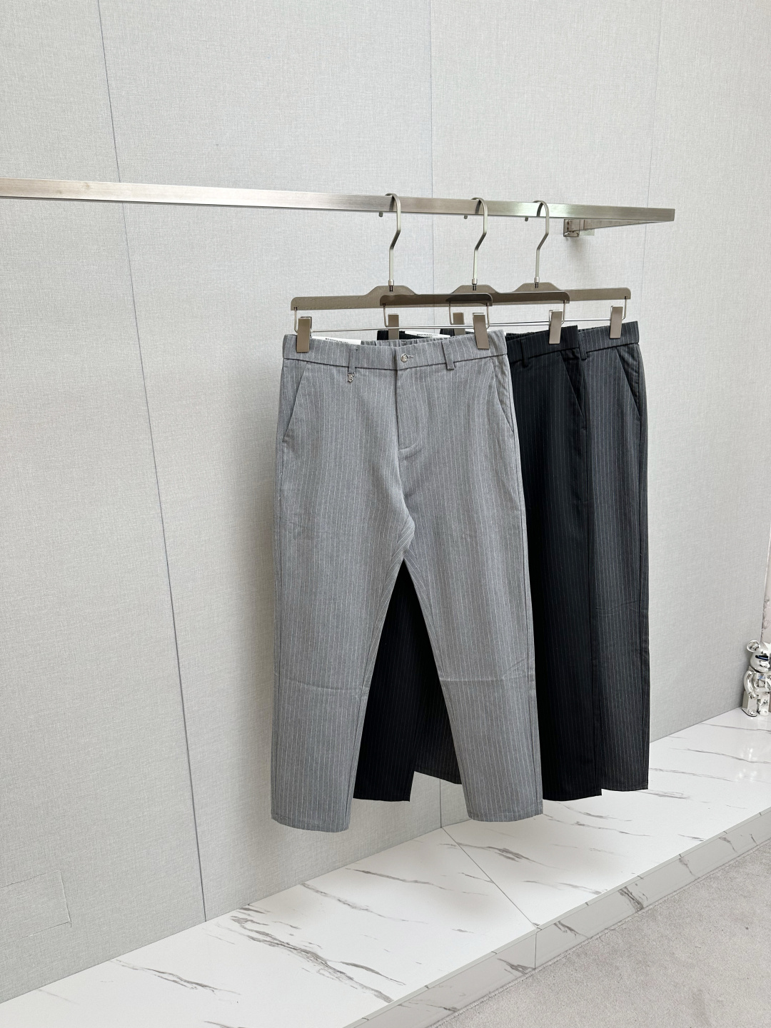 NO:549911,BURB 2025 Autumn and Winter Asian Counter Series Latest Model!  High-end ruthless goods, high-end customized slim-fit business casual pants, original hardware, a style that is fully suitable for daily business casual, with super positive upper body effect, three-dimensional slim-fit buttocks lifted, and the legs are fully demonstrated, including Tennis special cotton fabric!  It belongs to the type of woven cotton!  The texture is firm and delicate, the upper body is very comfortable and stylish, and it is extremely practical and versatile, which is very worth buying!  Requested recommendations from old customers!  !  Size 29-38, burberry,alexander wang19860909BURB 2025秋冬亚洲专柜系列最新款！高端狠货 高端订制修身商务休闲裤西裤 原版五金 日常商务休闲都完全适用的款,上身效果超正,立体修身提臀,腿部线条完全得到彰显,含天丝特殊棉面料！属于色织棉的类型！纹理紧致细腻,上身非常舒适有型,而且极为实穿百搭,非常值得入手！老客户必收推荐！！尺码29—38,,burberry,alexander wang,Men's clothing