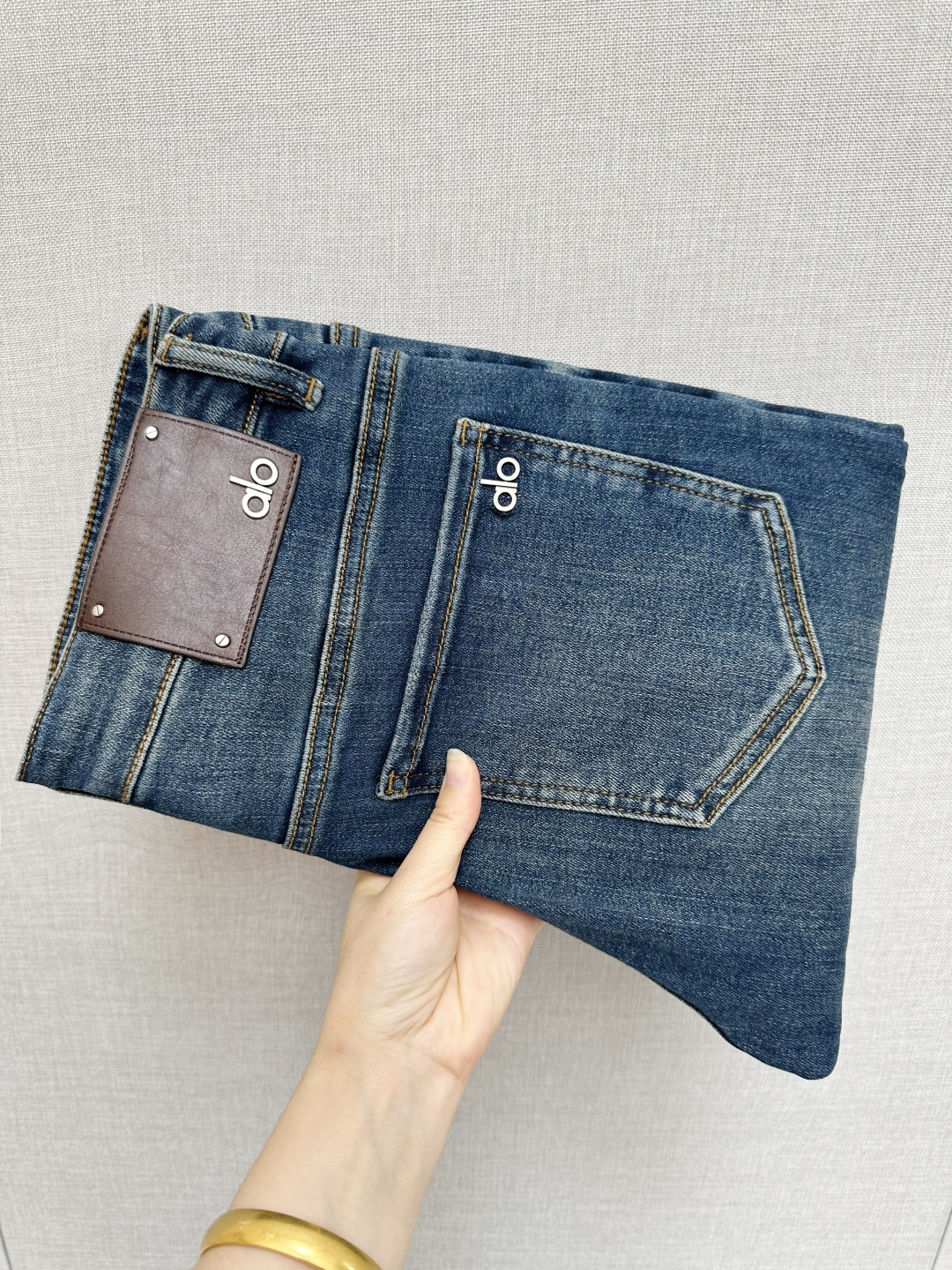 NO:523497,The official website counter is available at the same time. The original single product is a super stylish jeans, customized original washing denim fabric, unique design, top-grade printing craft letter pattern logo, original hardware and auxiliary decoration, extremely superior jeans, the materials and craftsmanship are extremely luxurious and exquisite, the grade is extremely high, the upper body is handsome and stylish, recommended, digits 29-38, jeans, alexander wang19860909官网专柜同步有售,原单狠货,超级有范儿的一款牛仔裤,定制原版水洗牛仔面料,独特设计,顶级印花工艺字母图案logo,原版五金辅料装饰,极为翘楚的一款牛仔裤,用料与工艺都极致奢华精湛,档次极高,上身帅气有型,推荐,码数29—38,,jeans,alexander wang,Men's clothing