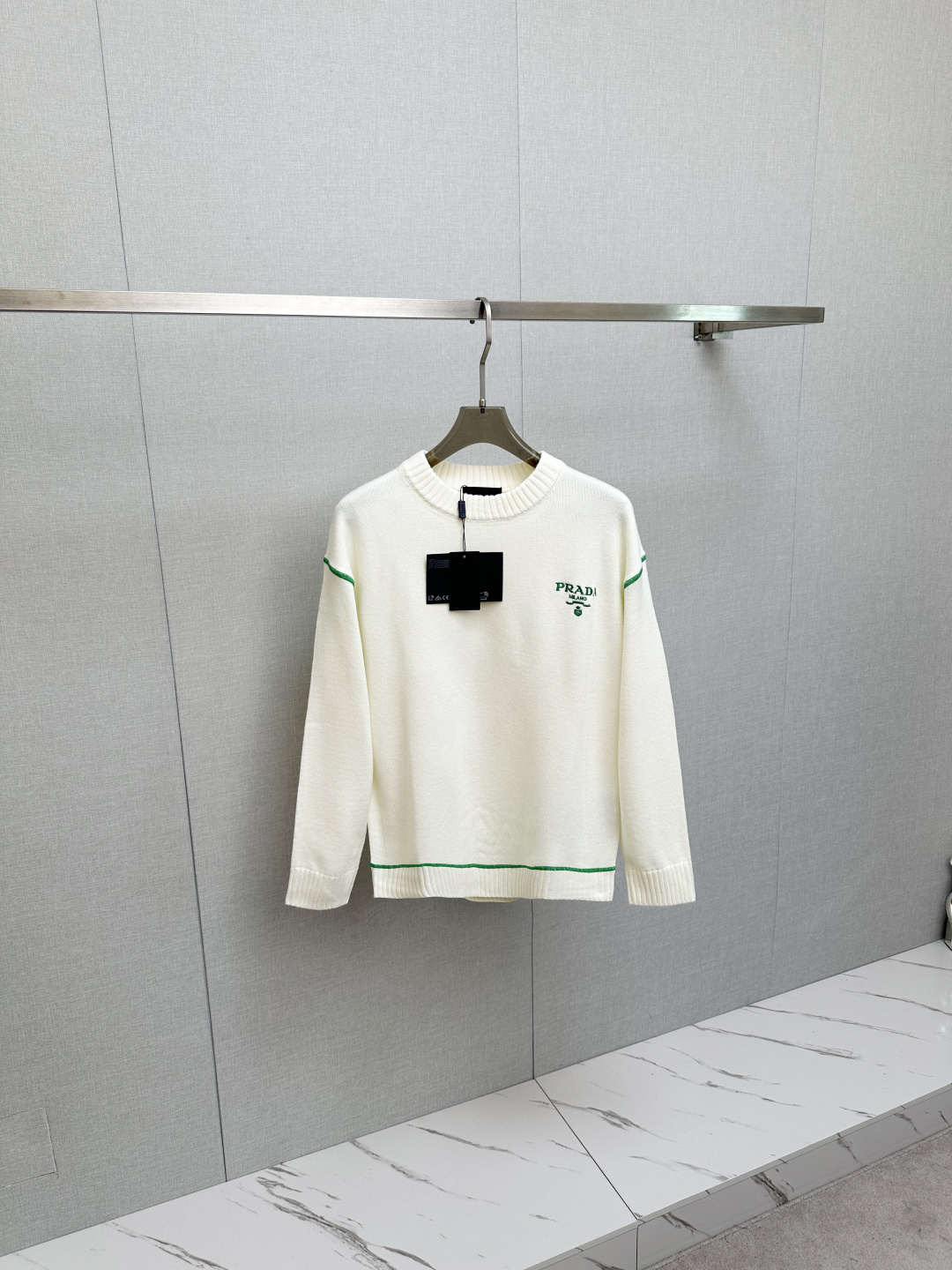 NO:523495,Exclusively available for new fashion casual sweaters. Imported original technology fabrics are soft and comfortable, comfortable and breathable on the upper body, skin-friendly and not stubborn. They are unique mixed and matched design styles. Whether worn alone or matched, they are all versatile items, demonstrating the personality of young people, with extremely high grades and handsome upper body!  Number of codes: M-3XL, sweaters, alexander wang19860909独家专供新品时尚休闲毛衣 进口原版科技面料,柔软舒适,上身舒适透气,亲肤不扎人,独特混搭设计风格,无论是单穿还是搭配,都是百搭单品,彰显了年轻人的个性,档次极高,上身帅气十足！码数:M-3XL,,sweaters,alexander wang,Men's clothing