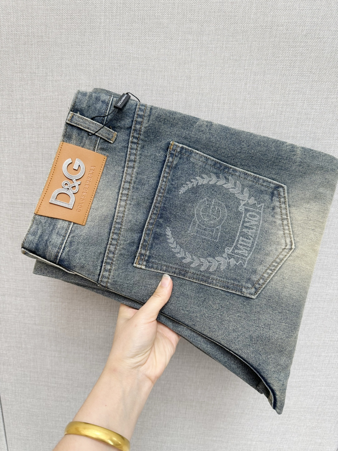 NO:525514,The official website counter is available at the same time. The original single product is a super stylish jeans, customized original washing denim fabric, unique design, top-grade printing craft letter pattern logo, original hardware and auxiliary decoration, extremely superior jeans, the materials and craftsmanship are extremely luxurious and exquisite, the grade is extremely high, the upper body is handsome and stylish, recommended, digits 29-38, jeans, alexander wang19860909官网专柜同步有售,原单狠货,超级有范儿的一款牛仔裤,定制原版水洗牛仔面料,独特设计,顶级印花工艺字母图案logo,原版五金辅料装饰,极为翘楚的一款牛仔裤,用料与工艺都极致奢华精湛,档次极高,上身帅气有型,推荐,码数29—38,,jeans,alexander wang,Men's clothing