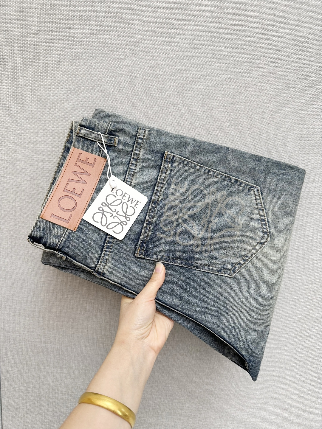 NO:712535,The official website counter is on sale at the same time, the original order is very good, a super stylish pair of jeans, customized original washed denim fabric, unique design, top-notch printing technology letter pattern logo, original hardware accessories decoration, an extremely outstanding pair of jeans, the materials and craftsmanship are extremely luxurious and exquisite, extremely high-grade, handsome and stylish upper body, recommended, code number 29-38,,jeans,19860909官网专柜同步有售,原单狠货,超级有范儿的一款牛仔裤,定制原版水洗牛仔面料,独特设计,顶级印花工艺字母图案logo,原版五金辅料装饰,极为翘楚的一款牛仔裤,用料与工艺都极致奢华精湛,档次极高,上身帅气有型,推荐,码数29—38,,jeans,,Men's clothing