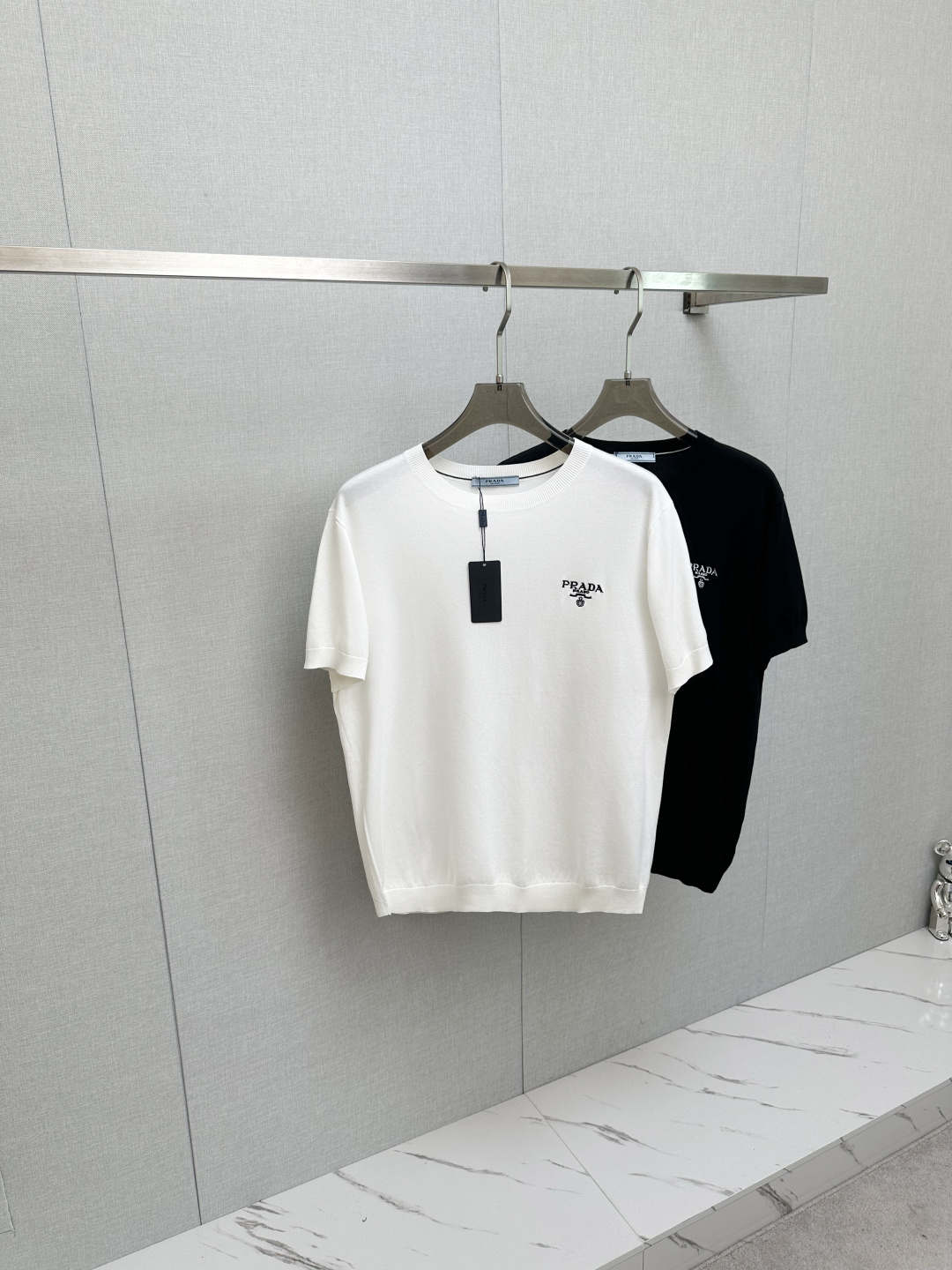 NO:525522,PRADA new product, new autumn style, fashionable round neck short-sleeved knitted sweater, casual and fashionable outside, essential for base and inner wear, comfortable and beautiful, visible on the upper body, customized imported high-end knitted sweater fabric, delicate and silky and textured, comfortable and breathable, refreshing on the upper body, fashionable and stylish, the logo design is very unique, the original quality and craftsmanship, perfect three-dimensional slim tailoring, the lock edge sewing plate is very rigorous and exquisite, absolutely first-line OEM requirements!  Don't miss it, male gods!  Complete three standards!  Size M-3XL, prada,sweaters,T-shirt,alexander wang19860909PRADA 新品 秋季新款 时尚大爆款圆领短袖针织毛衫,休闲时尚外穿 打底内搭必备款,舒适好看上身可见 定制进口高端针织毛衣面料,手感细腻丝滑有质感,上身舒适透气清爽,穿着时尚大气有型 标志设计非常独特,原版品质与工艺 完美立体修身剪裁 锁边缝盘都非常严谨考究 绝对一线代工要求！男神们别错过！ 三标齐全！尺码 M-3XL,,prada,sweaters,T-shirt,alexander wang,Men's clothing