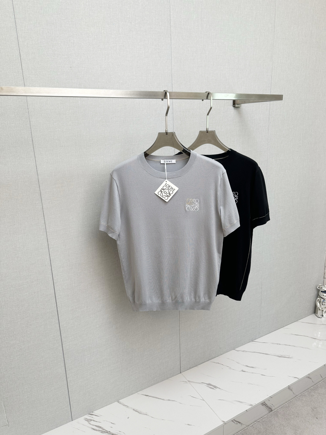 NO:525508,LOEWE New Products, New Autumn Style, Fashionable Round Neck Short-Sleeve Knitted Sweater, Casual and Fashionable Outer Wear, Must-have for the base and inner wear, comfortable and beautiful to see on the upper body, Customized imported high-end knitted sweater fabric, delicate and silky and textured, comfortable, breathable and refreshing on the upper body, fashionable and stylish, the logo design is very unique, the original quality and craftsmanship, perfect three-dimensional slim tailoring, the lock edge sewing plates are very rigorous and exquisite, absolutely first-line OEM requirements!  Don't miss it, male gods!  Complete three standards!  Size M-3XL, loewe,sweaters,T-shirt,alexander wang19860909LOEWE 新品 秋季新款 时尚大爆款圆领短袖针织毛衫,休闲时尚外穿 打底内搭必备款,舒适好看上身可见 定制进口高端针织毛衣面料,手感细腻丝滑有质感,上身舒适透气清爽,穿着时尚大气有型 标志设计非常独特,原版品质与工艺 完美立体修身剪裁 锁边缝盘都非常严谨考究 绝对一线代工要求！男神们别错过！ 三标齐全！尺码 M-3XL,,loewe,sweaters,T-shirt,alexander wang,Men's clothing