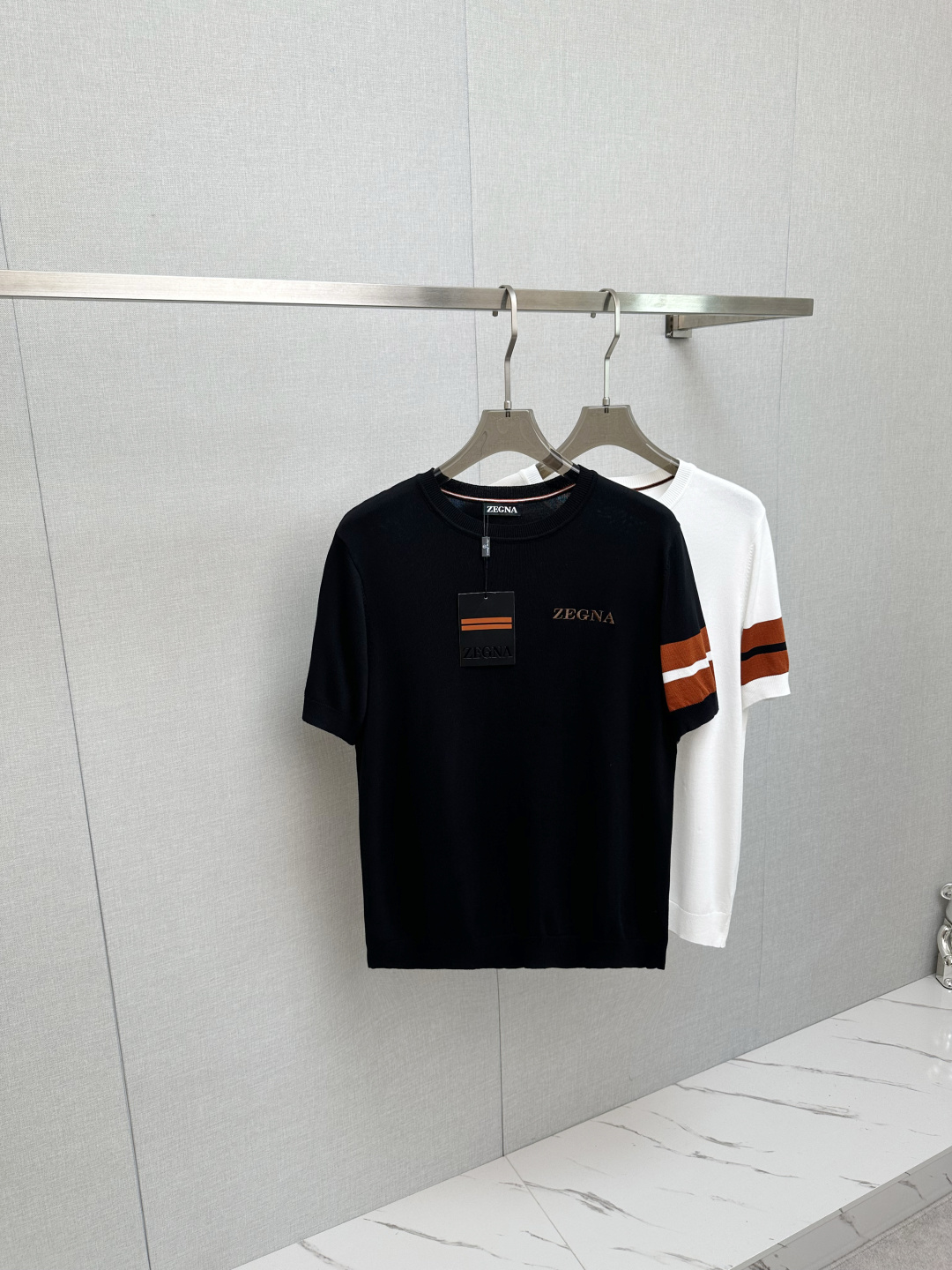 NO:525512,ZEGNA new product, new autumn style, fashionable round neck short-sleeved knitted sweater, casual and fashionable outside, essential for base and inner wear, comfortable and beautiful, visible on the upper body, customized imported high-end knitted sweater fabric, delicate and silky and textured, comfortable and breathable, refreshing on the upper body, fashionable and stylish, the logo design is very unique, the original quality and craftsmanship, perfect three-dimensional slim tailoring, the lock edge sewing plates are very rigorous and exquisite, absolutely first-line OEM requirements!  Don't miss it, male gods!  Complete three standards!  Size M-3XL, Sweaters, T-shirt, alexander wang19860909ZEGNA 新品 秋季新款 时尚大爆款圆领短袖针织毛衫,休闲时尚外穿 打底内搭必备款,舒适好看上身可见 定制进口高端针织毛衣面料,手感细腻丝滑有质感,上身舒适透气清爽,穿着时尚大气有型 标志设计非常独特,原版品质与工艺 完美立体修身剪裁 锁边缝盘都非常严谨考究 绝对一线代工要求！男神们别错过！ 三标齐全！尺码 M-3XL,,sweaters,T-shirt,alexander wang,Men's clothing