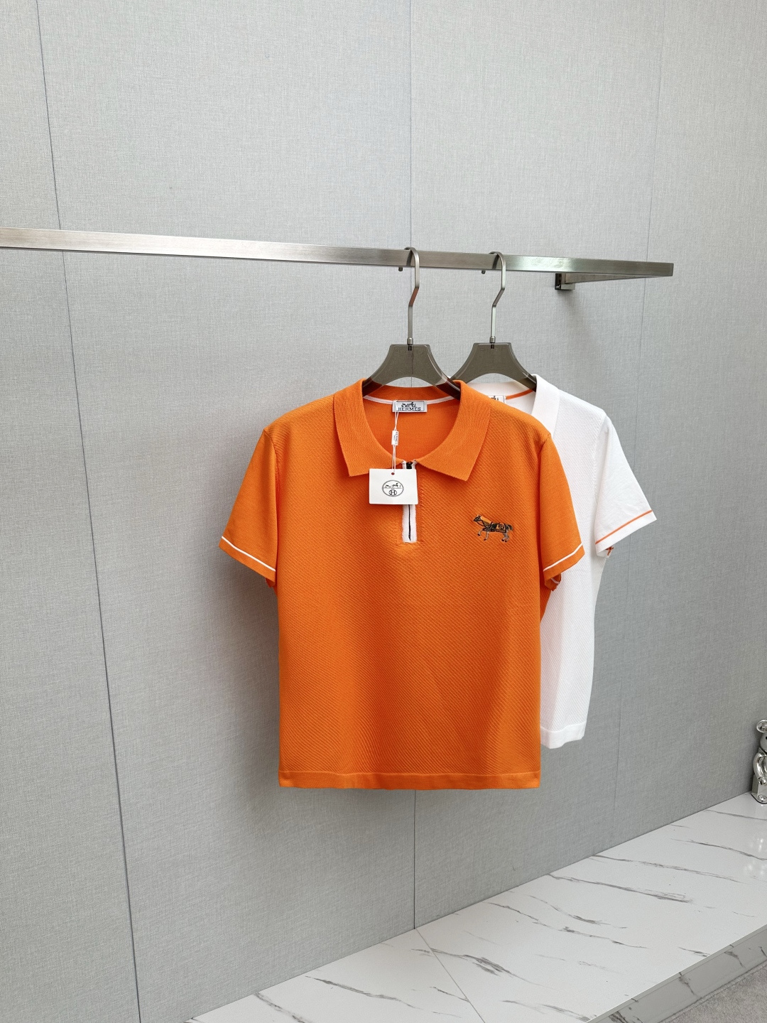 NO:525510,H New Products, New Autumn Style, Fashionable Lapel Short-Sleeve Knitted Sweater, Casual and Fashionable Outer Wear, Must-have for the base and inner wear, comfortable and beautiful to see on the upper body, Customized imported high-end knitted sweater fabric, delicate and silky and textured, comfortable, breathable and refreshing on the upper body, fashionable and stylish, the logo design is very unique, the original quality and craftsmanship, perfect three-dimensional slim tailoring, the lock edge sewing plate is very rigorous and exquisite, absolutely first-line OEM requirements!  Don't miss it, male gods!  Complete three standards!  Size M-3XL, Sweaters, T-shirt, alexander wang19860909H 新品 秋季新款 时尚大爆款翻领短袖针织毛衫,休闲时尚外穿 打底内搭必备款,舒适好看上身可见 定制进口高端针织毛衣面料,手感细腻丝滑有质感,上身舒适透气清爽,穿着时尚大气有型 标志设计非常独特,原版品质与工艺 完美立体修身剪裁 锁边缝盘都非常严谨考究 绝对一线代工要求！男神们别错过！ 三标齐全！尺码 M-3XL,,sweaters,T-shirt,alexander wang,Men's clothing