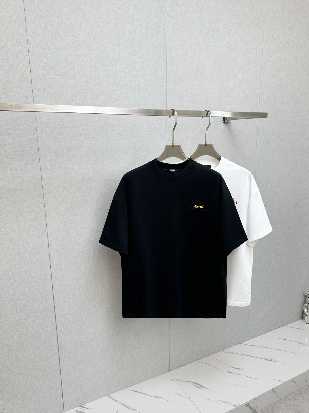 NO:525521,FD 2025 spring and summer new round neck short-sleeved logo original fabric, official same style, short-sleeved T-shirt, customized fabric, very comfortable to touch, the latest brick cabinet in spring and summer, fashionable and personalized, super versatile and beautiful, very suitable for both men and women, essential models for human hands XS—L,,T-shirt,tees,t-shirt,alexander wang19860909FD 2025春夏新款圆领短袖大Logo原版面料 官方同款 短袖T恤 定制面料 手感非常舒服  春夏最新砖柜同步 时尚又个性 超级百搭好看 男女都非常合适 人手必备款 XS—L,,T-shirt,tees，t-shirt,alexander wang,Men's clothing