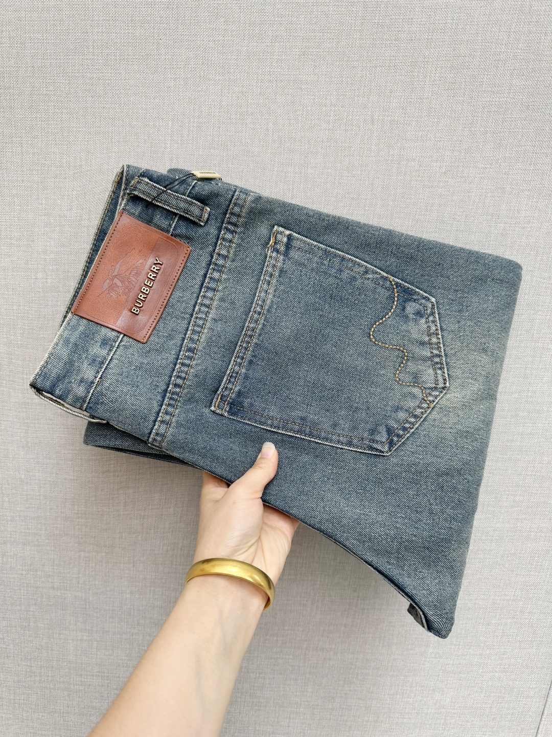 NO:527824,The official website counter is available at the same time. The original single product is a super stylish jeans, customized original washing denim fabric, unique design, top-grade printing craft letter pattern logo, original hardware and auxiliary decoration, extremely superior jeans, the materials and craftsmanship are extremely luxurious and exquisite, the grade is extremely high, the upper body is handsome and stylish, recommended, digits 29-38, jeans, alexander wang19860909官网专柜同步有售,原单狠货,超级有范儿的一款牛仔裤,定制原版水洗牛仔面料,独特设计,顶级印花工艺字母图案logo,原版五金辅料装饰,极为翘楚的一款牛仔裤,用料与工艺都极致奢华精湛,档次极高,上身帅气有型,推荐,码数29—38,,jeans,alexander wang,Men's clothing