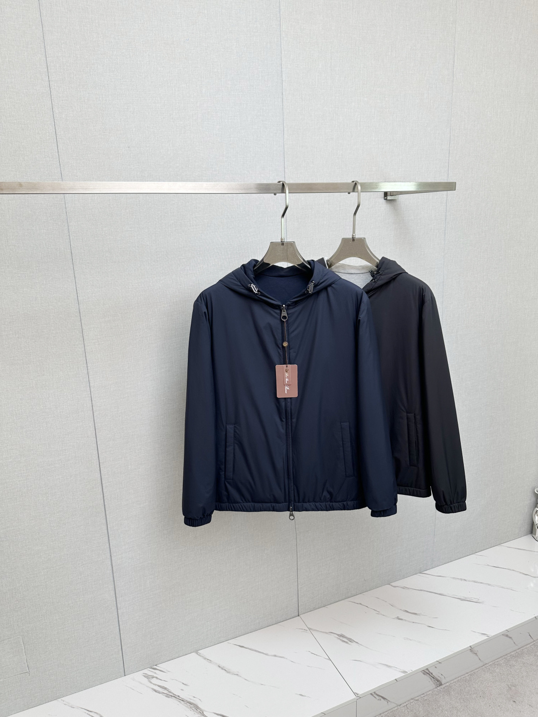 NO:527836,Loro Piana 2025 new hooded jacket Loro Piana This hooded jacket is not exaggerated and embellished. It only has a cut that has been precipitated by a century of craftsmanship. It fits every inch of the body, and can be decent when business is done, and can be lazy when leisure is relaxed. The hooded jacket has a casual feeling, adjustable drawstrings to adapt to windproof needs, strengthens trendy attributes, and is suitable for street and outdoor styles.  The jacket is suitable for outdoor sports; the other is simple and casual, suitable for daily wardrobe versatile, and is equipped with the brand's classic embroidery logo. It is presented in a delicate and compact form, which does not destroy the simplicity of double-sided wear, and can also highlight the brand identity and improve recognition and precision. The slightly closed hem and cuffs, spring and autumn windproof, and winter temperature locking, cope with temperature difference changes and outdoor scenes, so that a jacket can adapt to more weather; at the same time, elastic tightening design assists the fixed clothing shape, and during light sports such as running and mountaineering, the clothing will not shift, expanding the boundaries of the wearing scene. Number of codes 48 50 52 54 56 Color black Navy, Loro piano, jackets & coats, jackets & coats, hats, alexander wang19860909Loro Piana2025新款连帽外套 Loro Piana这款连帽外套没有浮夸缀饰,唯有百年工艺沉淀的剪裁,贴合身体每一寸舒展,商务时撑得起体面,休闲时松得出慵懒.连帽自带休闲感,可调节抽绳适配防风需求,强化潮流属性,适配街头、户外风格. 外套一面适合户外运动；一面简约休闲,适合日常衣柜百搭,又配上品牌经典刺绣logo,以精致小巧的形式呈现,不破坏双面穿的简约感,又能彰显品牌身份,提升辨识度与精致度.微微收拢的下摆与袖口,春秋防风、冬季锁温,应对温差变化和户外场景,让一件夹克适配更多天气；同时,弹力收紧设计辅助固定衣型,跑步、登山等轻运动时,服装也不会移位,拓展穿着场景边界. 码数48 50 52 54 56 颜色黑色 藏青色,,loro piana,jackets & coats,jackets & coats,hats,alexander wang,Men's clothing