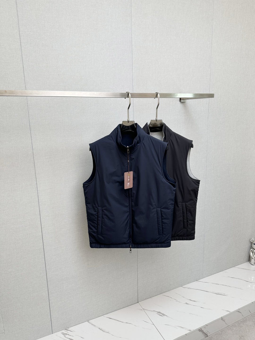 NO:527823,Loro Piana 2025 new double-sided vest Loro Piana This sleeveless vest jacket is not exaggerated and embellished. It only has the cut of a century of craftsmanship, which fits every inch of the body to stretch. It can support decentness in business and be lazy when relaxed. The sleeveless design adds diversity of matching, smooth lines of the clothes, gives the body plenty of room for movement, adapts to diverse daily scenes, simple and neat, easy to layer and wear, and is suitable for a variety of scenes, such as daily leisure, outdoor light sports, etc., to create a casual and casual style.  The jacket is suitable for outdoor sports; the other is simple and casual, suitable for daily wardrobe versatile, and is equipped with a classic brand embroidery logo. It is presented in a delicate and compact form, without destroying the simplicity of double-sided wear, and can also highlight the brand identity and enhance recognition and precision. The slightly closed hem injects the simple style, making it capable in business, windproof during spring and autumn, and temperature locking in winter, to deal with various temperature differences and outdoor scenes. Number of codes 48 50 52 54 56 Color black Navy, Loro piano, Jackets & coats, alexander wang19860909Loro Piana2025新款双面穿马甲  Loro Piana这款无袖马甲外套没有浮夸缀饰,唯有百年工艺沉淀的剪裁,贴合身体每一寸舒展,商务时撑得起体面,休闲时松得出慵懒.无袖设计增添了搭配的多样性,衣身线条流畅,给予身体充足活动空间,适配多元日常场景,简约利落,便于叠穿搭配,适配多种场景,如日常休闲、户外轻运动等,打造休闲随性风格. 外套一面适合户外运动；一面简约休闲,适合日常衣柜百搭,又配上品牌经典刺绣logo,以精致小巧的形式呈现,不破坏双面穿的简约感,又能彰显品牌身份,提升辨识度与精致度.微微收拢的下摆,给简约版型注入,商务时显干练,春秋防风、冬季锁温,应对个各种温差变化和户外场景. 码数48 50 52 54 56 颜色黑色 藏青色,,loro piana,jackets & coats,alexander wang,Men's clothing