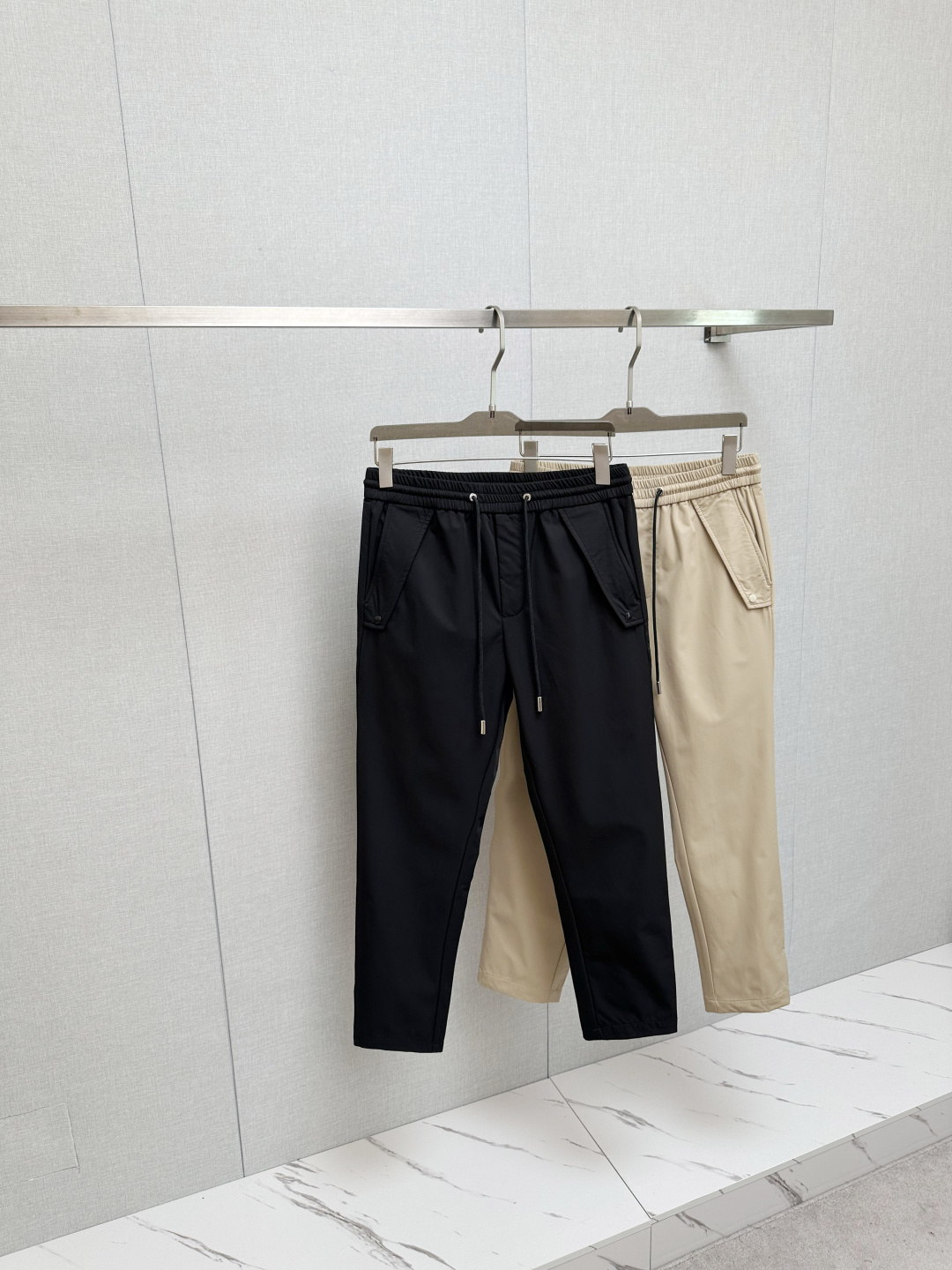 NO:571056,PRADA 2025 autumn and winter new style. Imported fabrics, simple and versatile styles, easy to wear, full of details!  The pockets on both sides of the trousers are very bright, but they don’t look too high-profile. The upper body is handsome and stylish, with full accent. The workmanship of the waist, the overall tailoring, and the upper body effect are impeccable, and the version is superb; whether it is for work or leisure, it can be perfectly controlled. Color Black Khaki Size M-3XL, prada, alexander wang19860909PRADA 2025秋冬新款.进口面料款式简约百搭款,不挑人穿,细节感十足！裤身口袋两侧非常有亮点,但也不会显得过于高调.上身帅气有型,腔调十足.腰头的做工,整体的剪裁,上身效果都无可挑剔,版型超赞；无论是上班还是休闲,都可以完美驾驭. 颜色黑色 卡其 码数M-3XL,,prada,alexander wang,Men's clothing