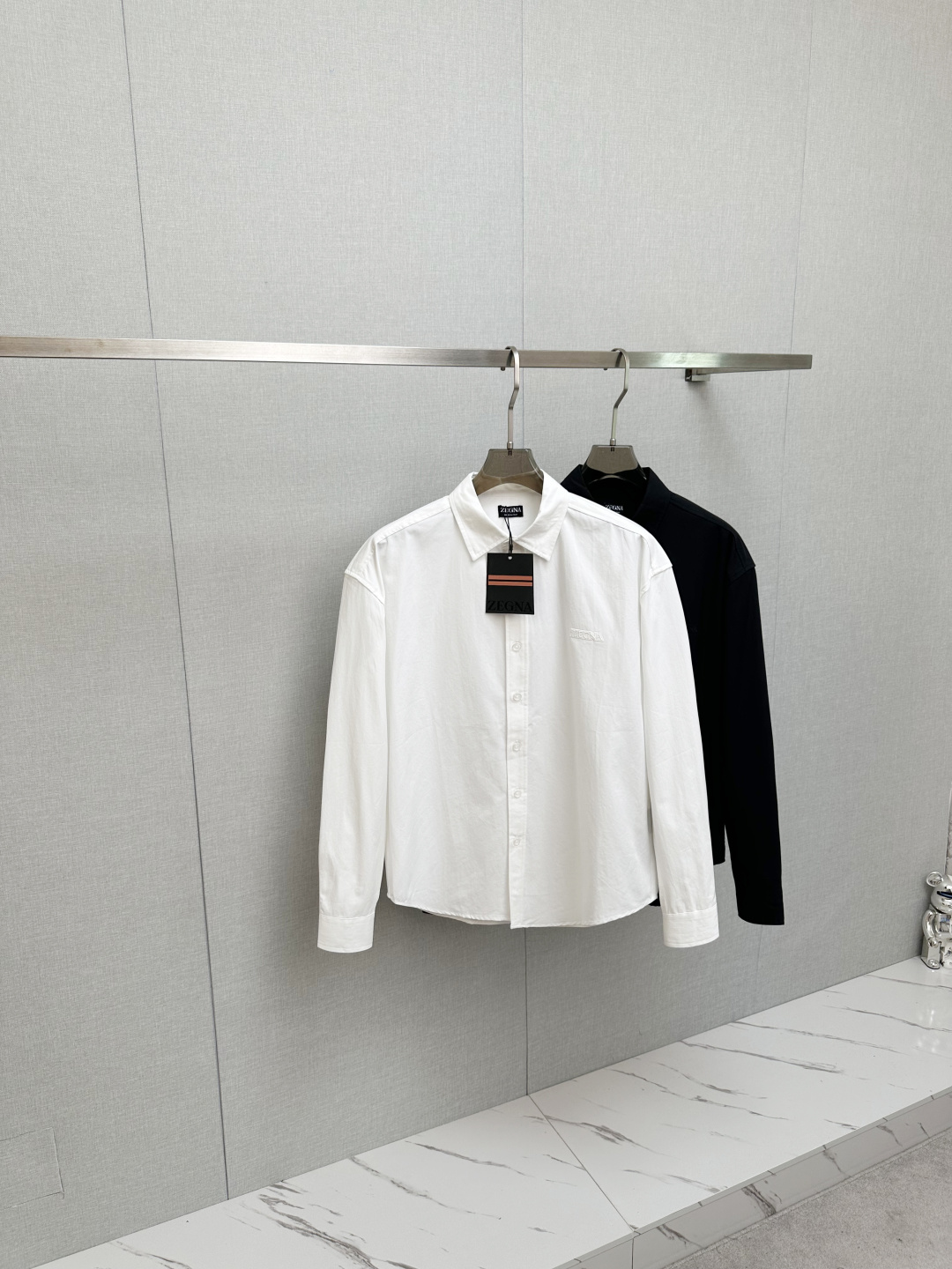 NO:571062,The Zegn official website synchronizes the original original label and is in stock for a long time. Top-notch business casual original single long-sleeved shirts, advanced customization and versatile styles. Anyone can easily control it. The fabric is fully customized. The latest logo design of the luxury classic brand on the chest is very classy and a must-have for those who know the goods. It shows aura and highlights the sophistication of business men. This is unique. The upper body effect is very good!  Size S-XL,,shirts,alexander wang19860909Zegn官网同步原版原标长期有货 顶级商务休闲原单长袖衬衫高级定制百搭款式 任何人都可以轻松驾驭 面料全订制工艺 胸前奢华经典品牌最新logo设计,非常显档次懂货的必须入,显气场,又会凸显商务男士的精致,这就是独到之处,上身效果非常赞！尺码S-XL,,shirts,alexander wang,Men's clothing